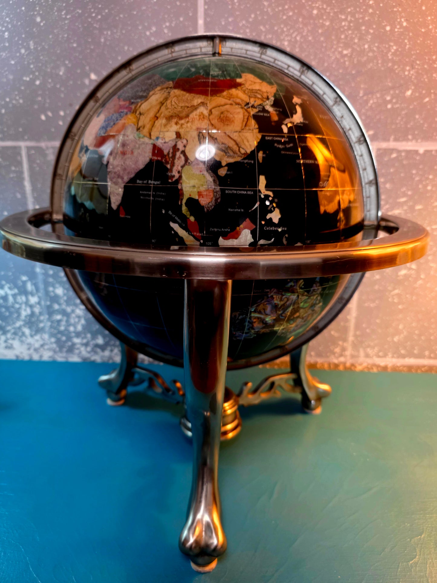 🌍 Globo Decorativo De Piedra Onnix – Elegancia Geográfica con Alma Clásica
