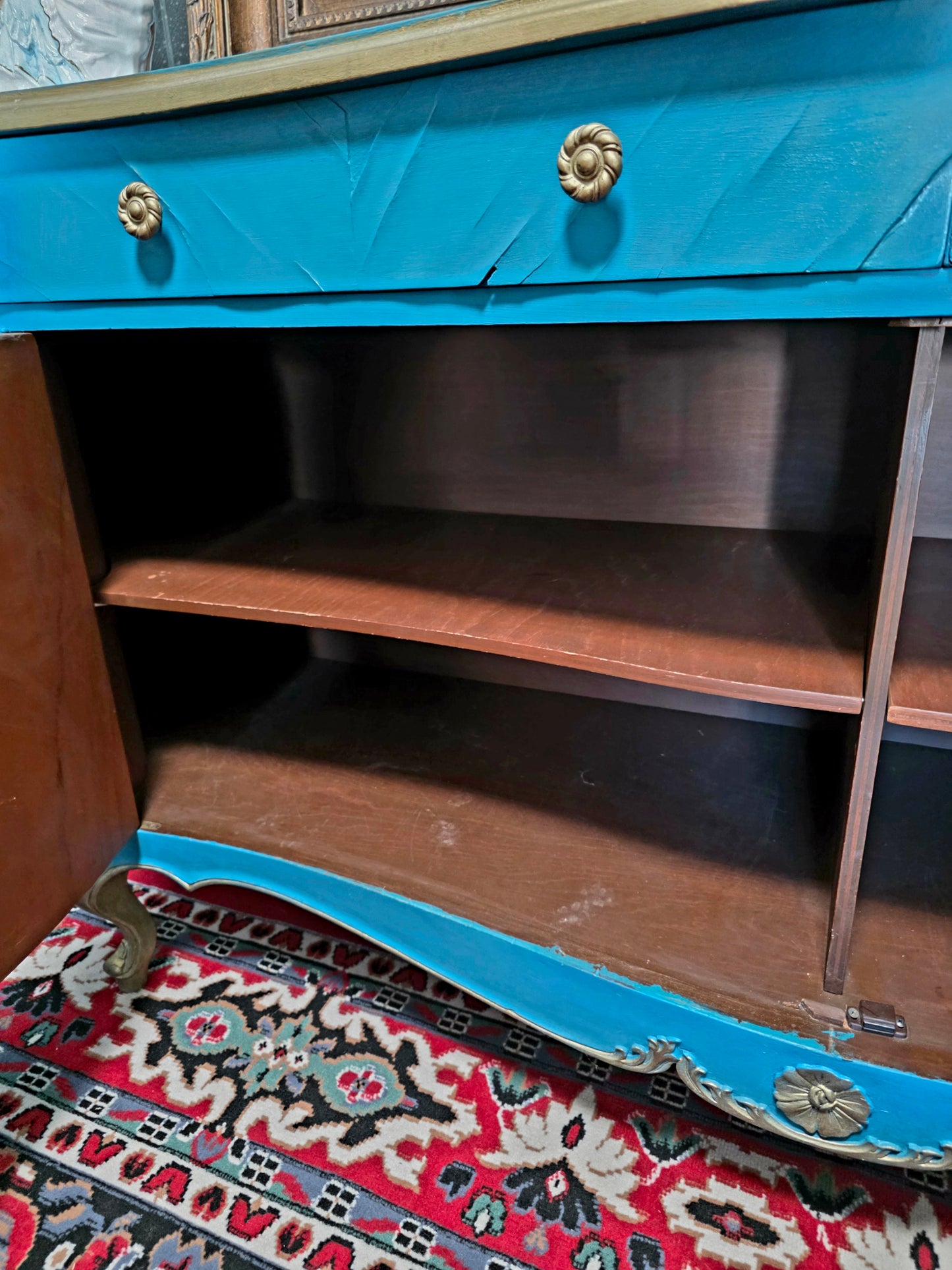 🌿¡Bufetero Antiguo: Una Obra de Elegancia Disponible en Rosarito Antiques!🌿
