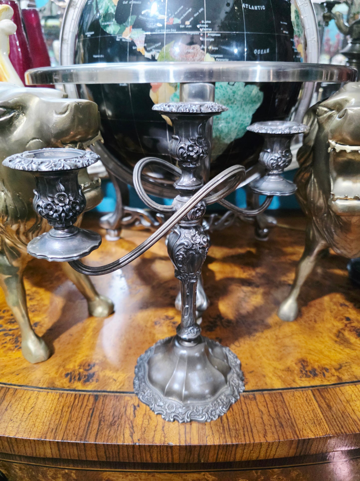 🔥🕯️🔥Candelabro Vintage de Metal Plateado de 3 apliques🔥🕯️🔥