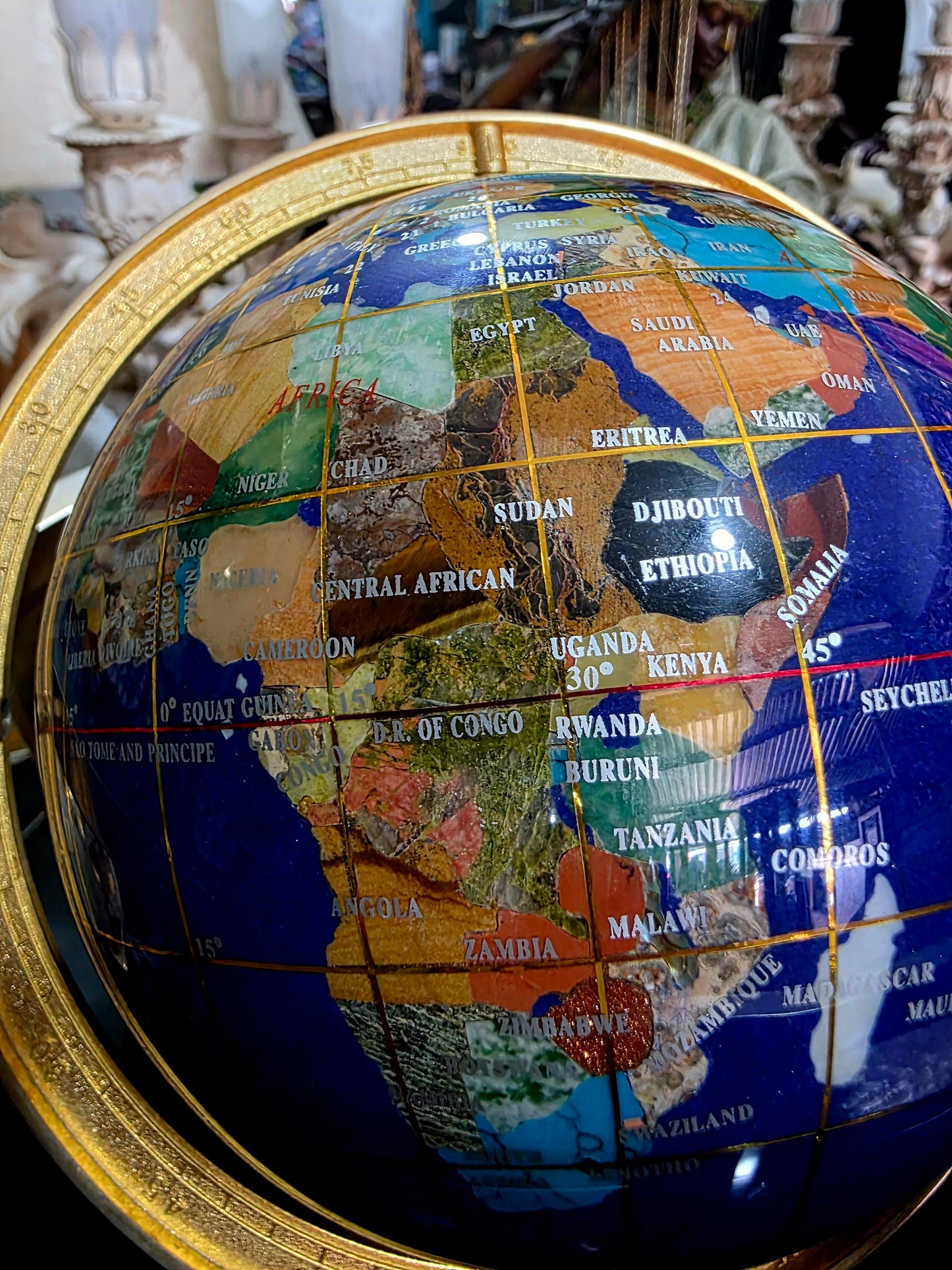 🌍 Globo Decorativo en Cobre – Elegancia Geográfica con Alma Clásica