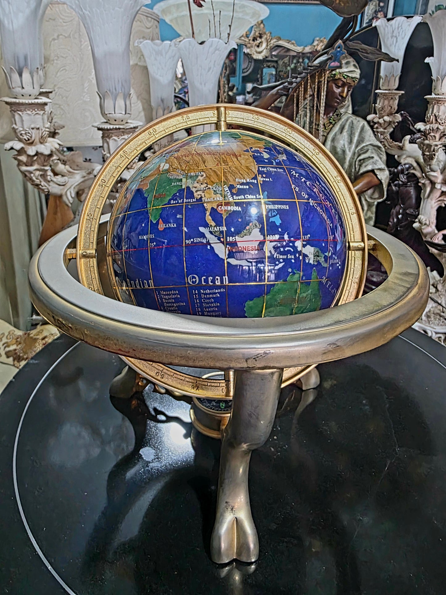 🌍 Globo Decorativo en Cobre – Elegancia Geográfica con Alma Clásica