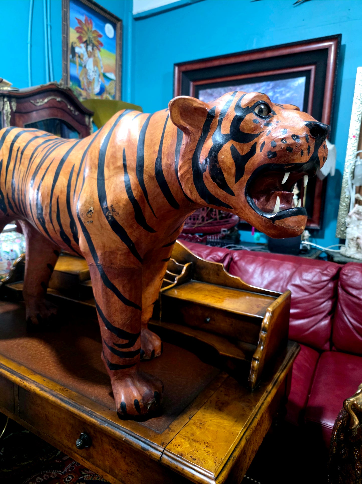 🐅 Escultura Monumental en Cuero de Tigre – Poder y Artesanía 🐅