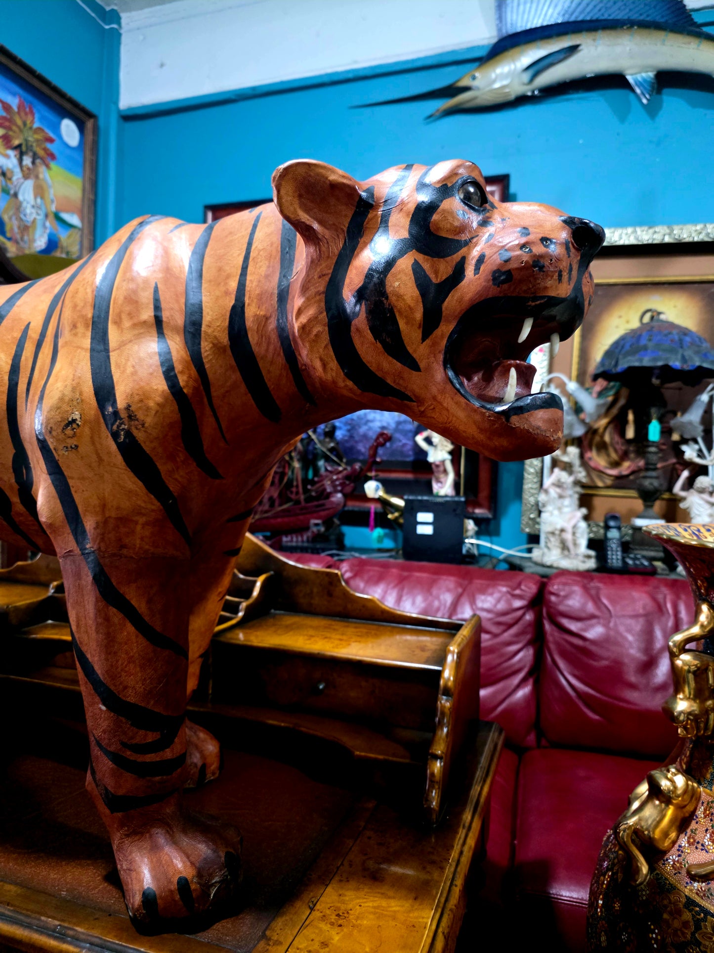 🐅 Escultura Monumental en Cuero de Tigre – Poder y Artesanía 🐅