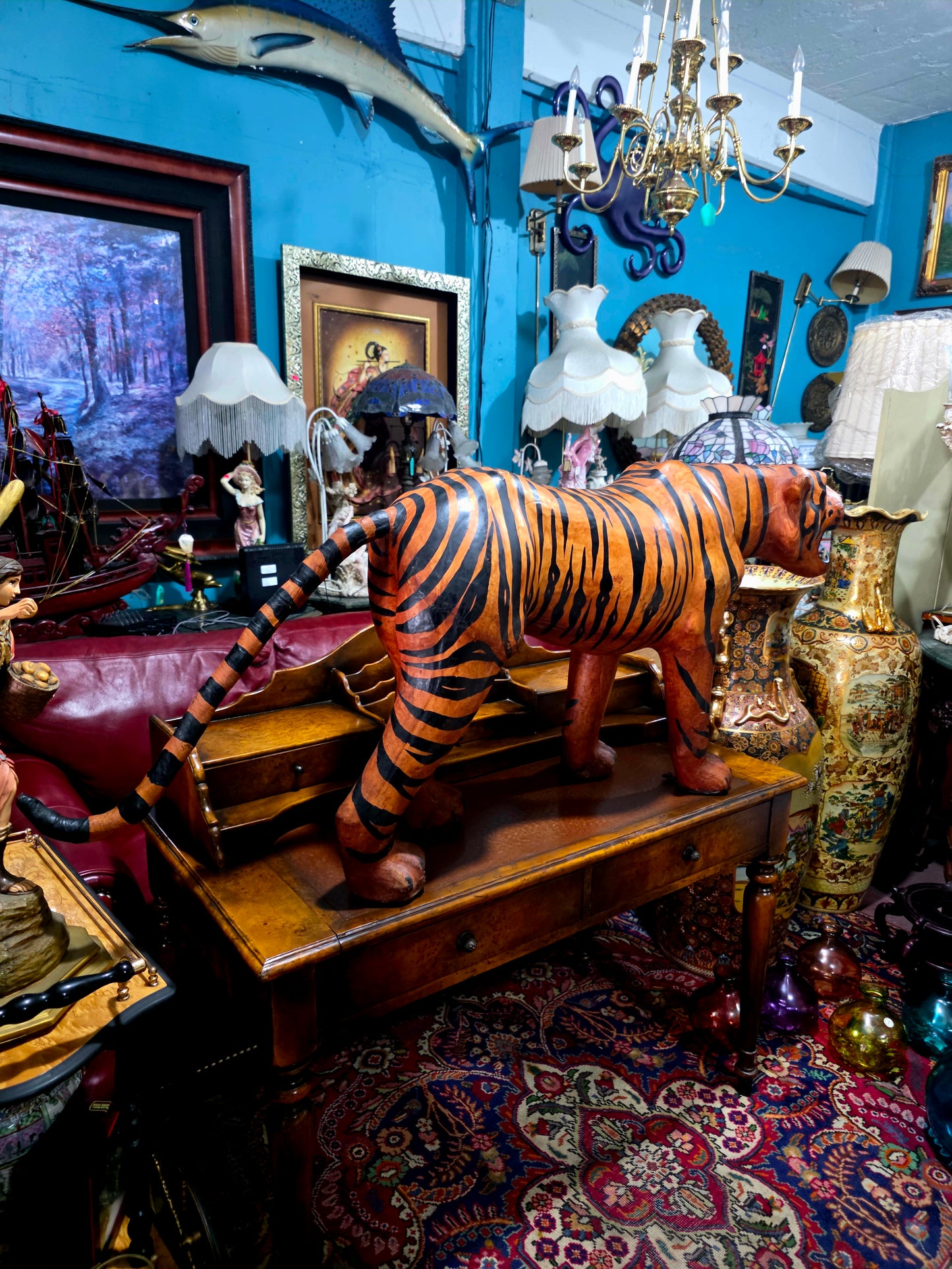 🐅 Escultura Monumental en Cuero de Tigre – Poder y Artesanía 🐅