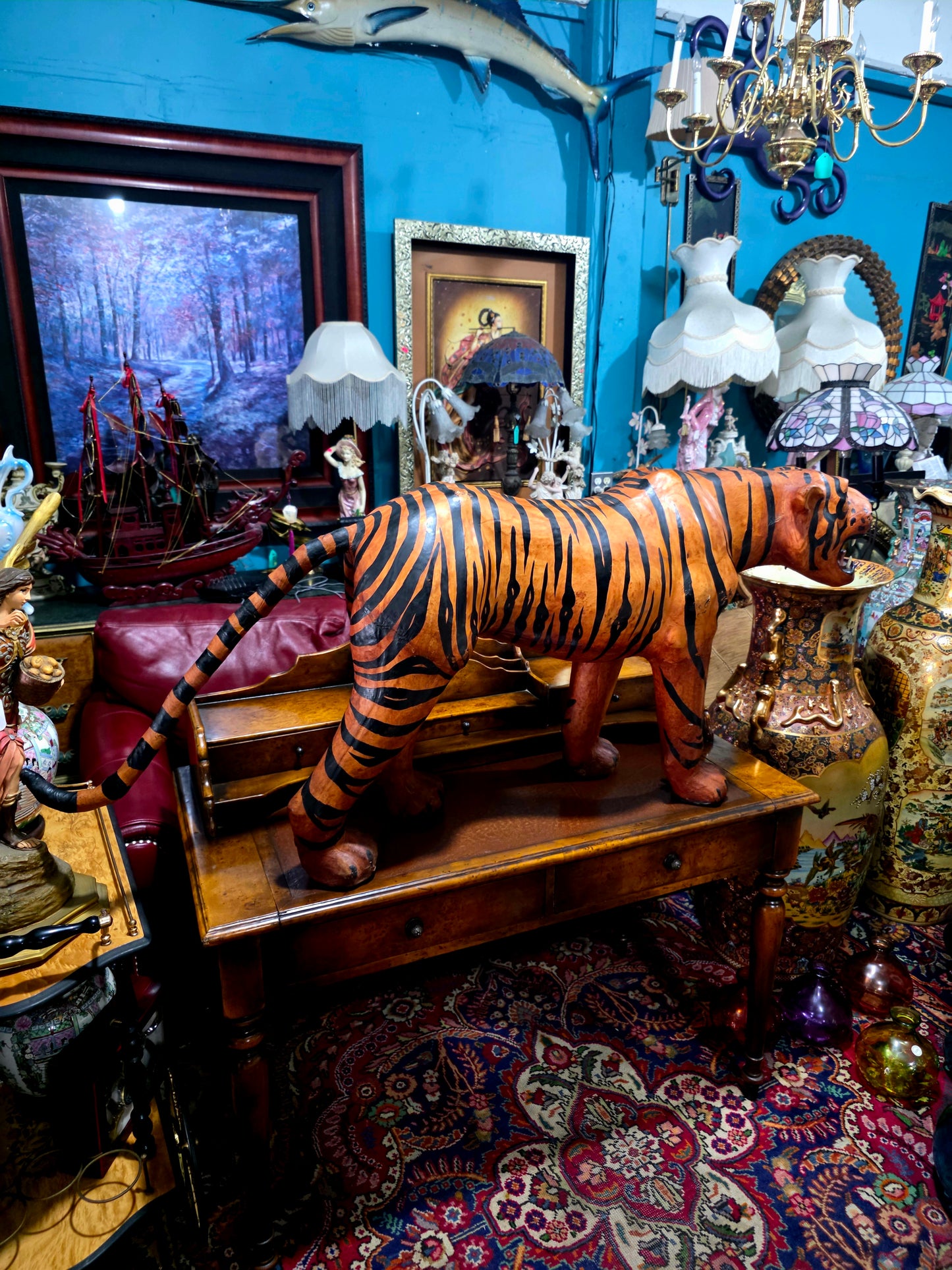 🐅 Escultura Monumental en Cuero de Tigre – Poder y Artesanía 🐅