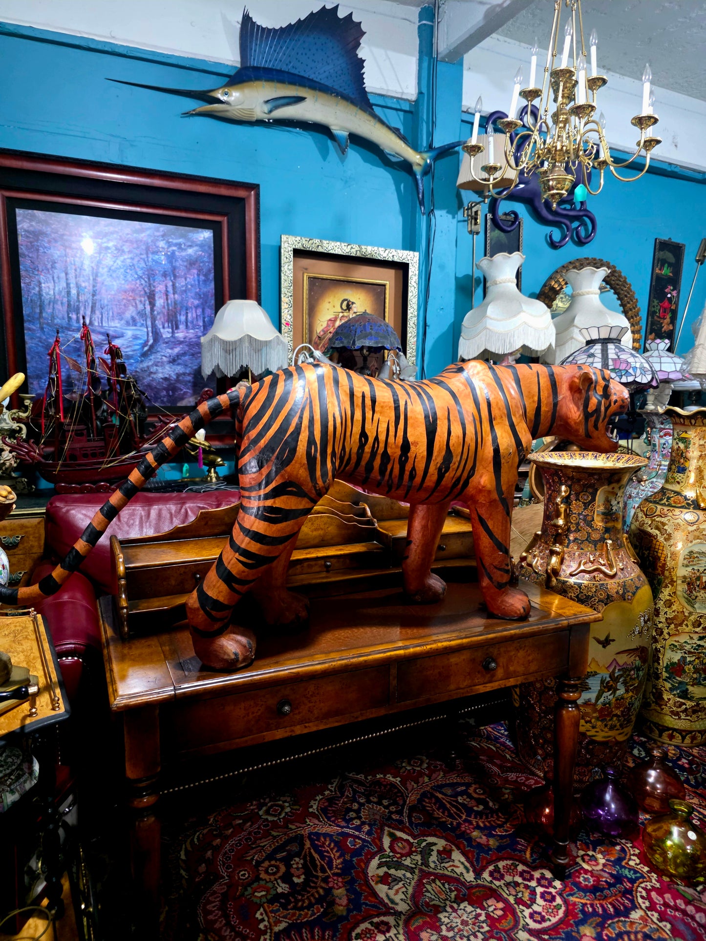 🐅 Escultura Monumental en Cuero de Tigre – Poder y Artesanía 🐅