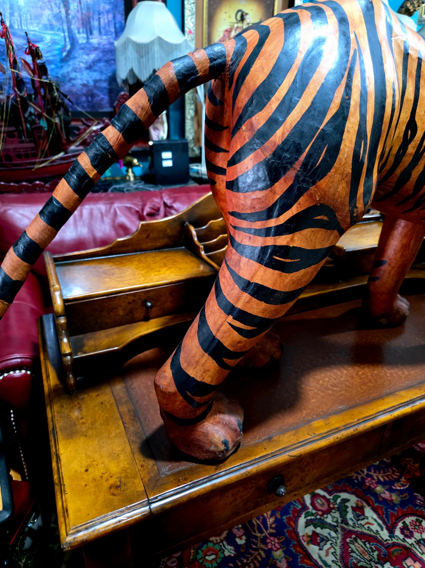 🐅 Escultura Monumental en Cuero de Tigre – Poder y Artesanía 🐅