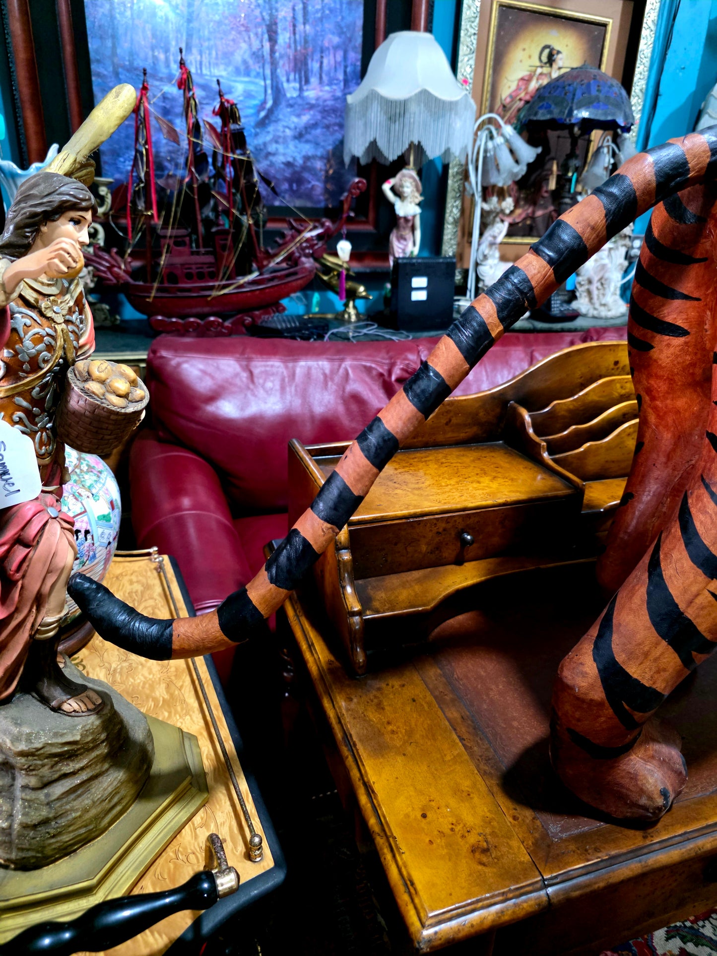 🐅 Escultura Monumental en Cuero de Tigre – Poder y Artesanía 🐅