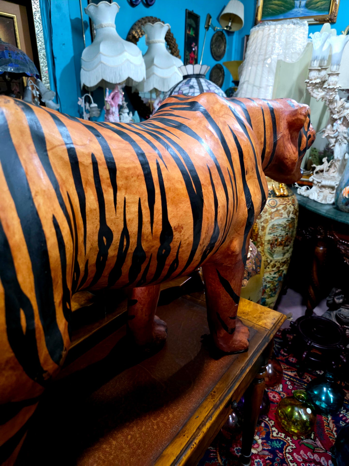 🐅 Escultura Monumental en Cuero de Tigre – Poder y Artesanía 🐅