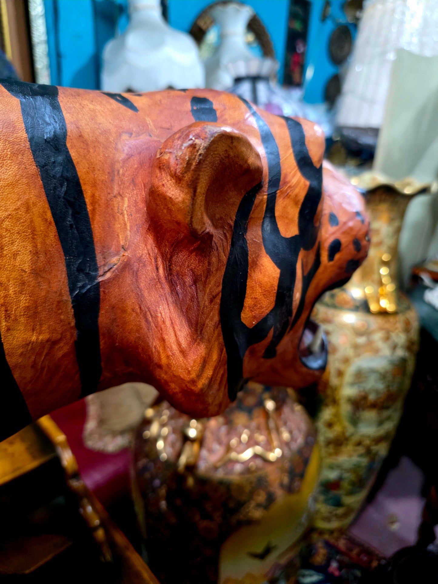 🐅 Escultura Monumental en Cuero de Tigre – Poder y Artesanía 🐅