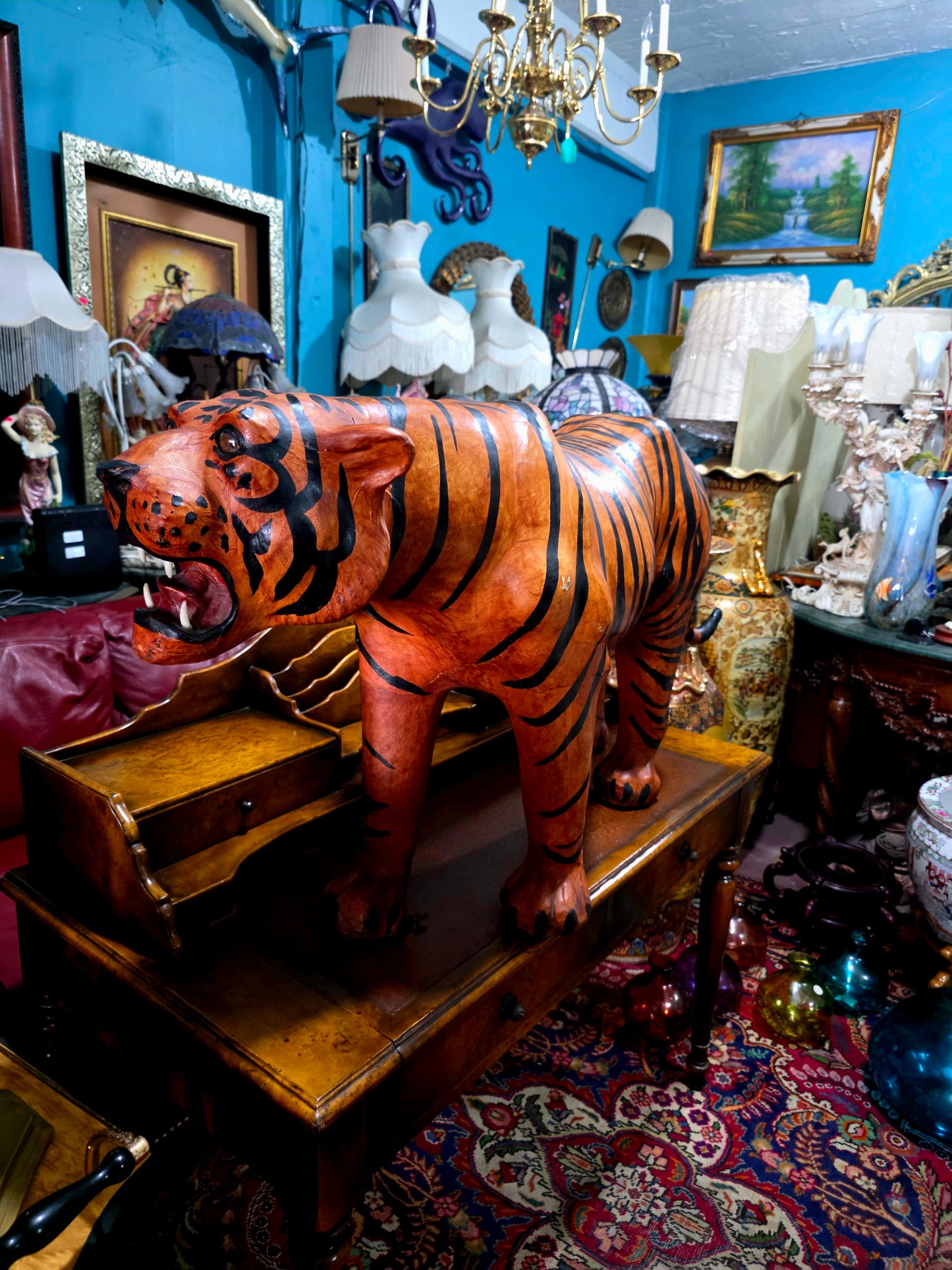 🐅 Escultura Monumental en Cuero de Tigre – Poder y Artesanía 🐅