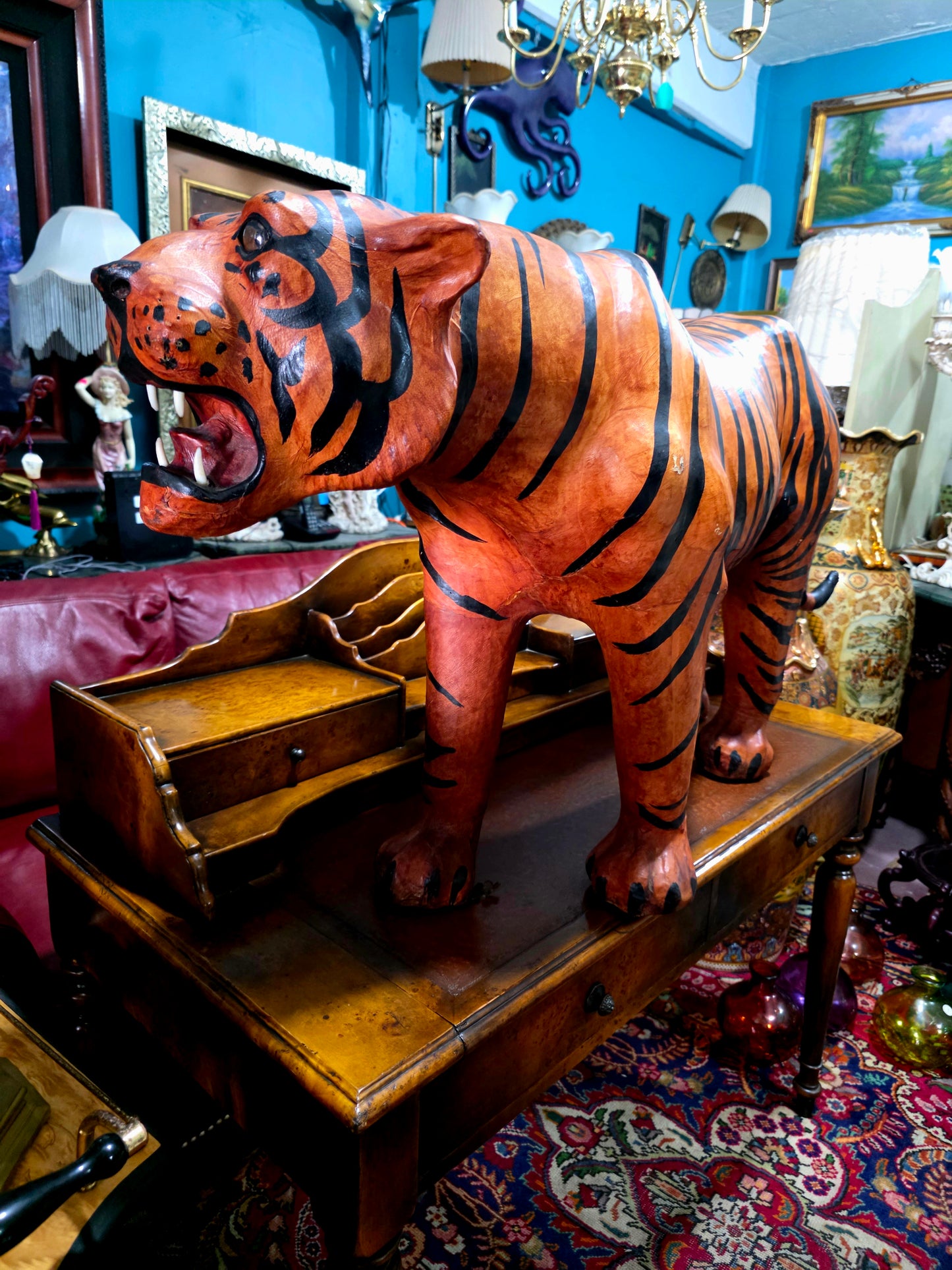 🐅 Escultura Monumental en Cuero de Tigre – Poder y Artesanía 🐅