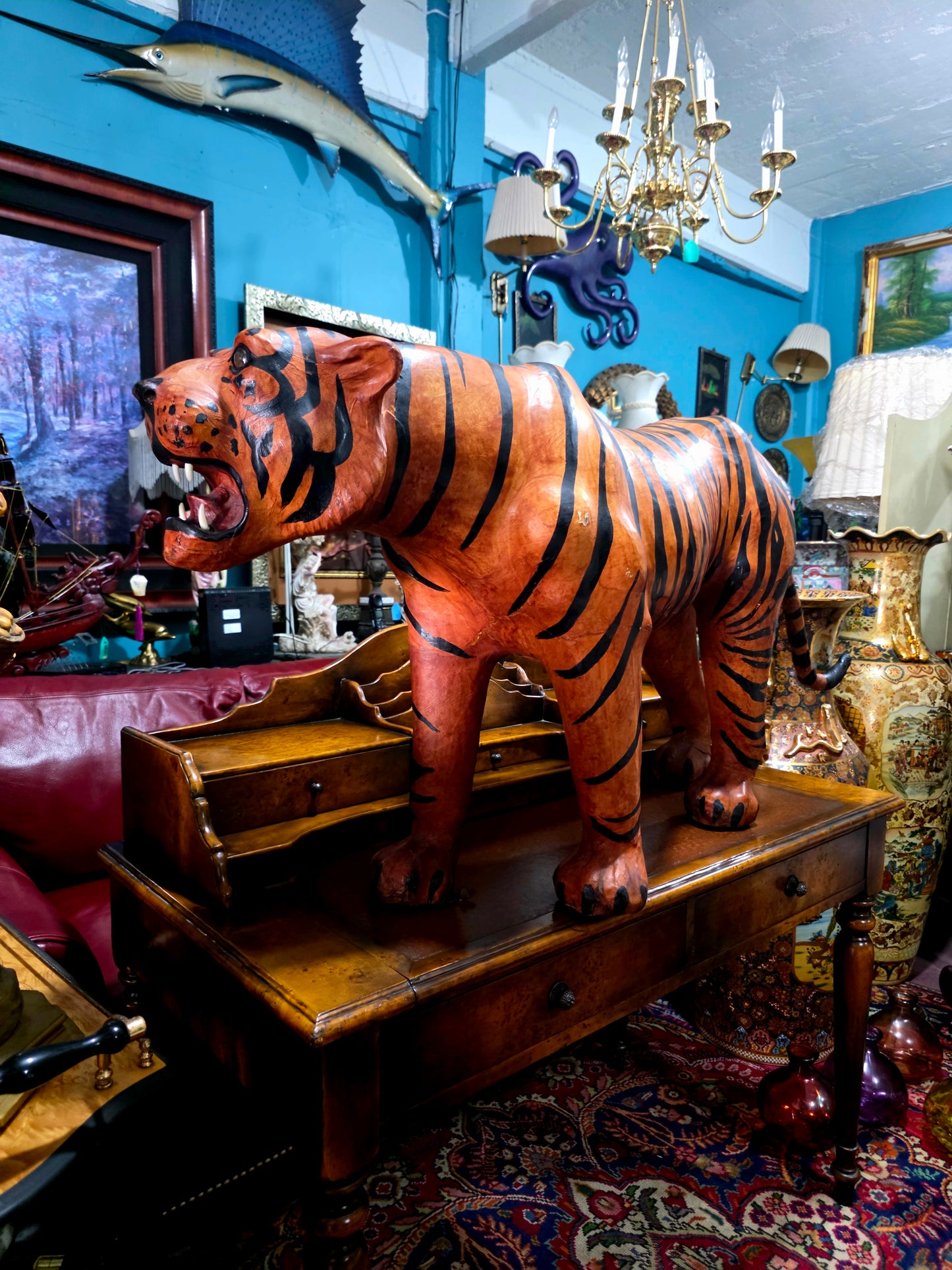 🐅 Escultura Monumental en Cuero de Tigre – Poder y Artesanía 🐅