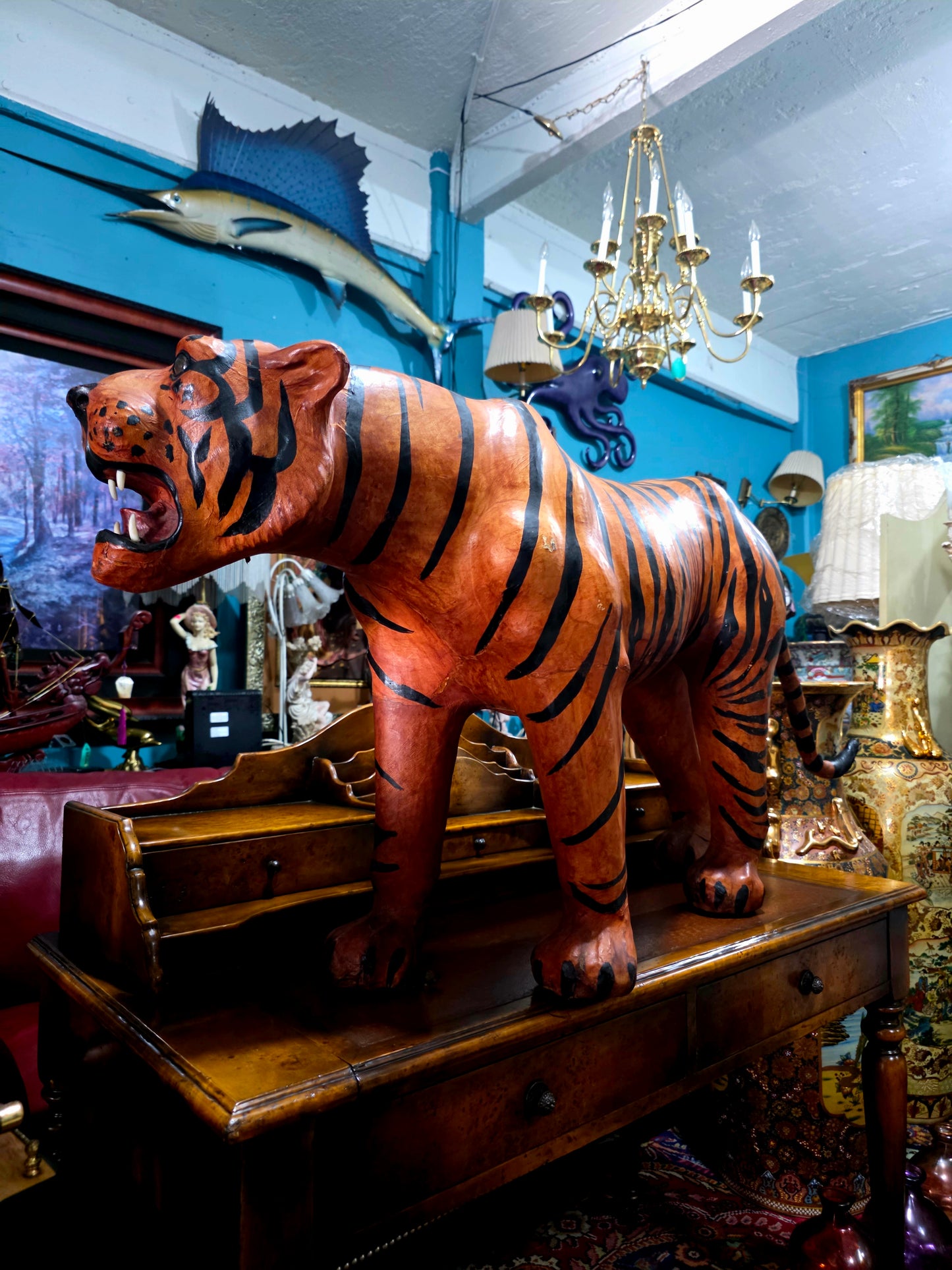 🐅 Escultura Monumental en Cuero de Tigre – Poder y Artesanía 🐅
