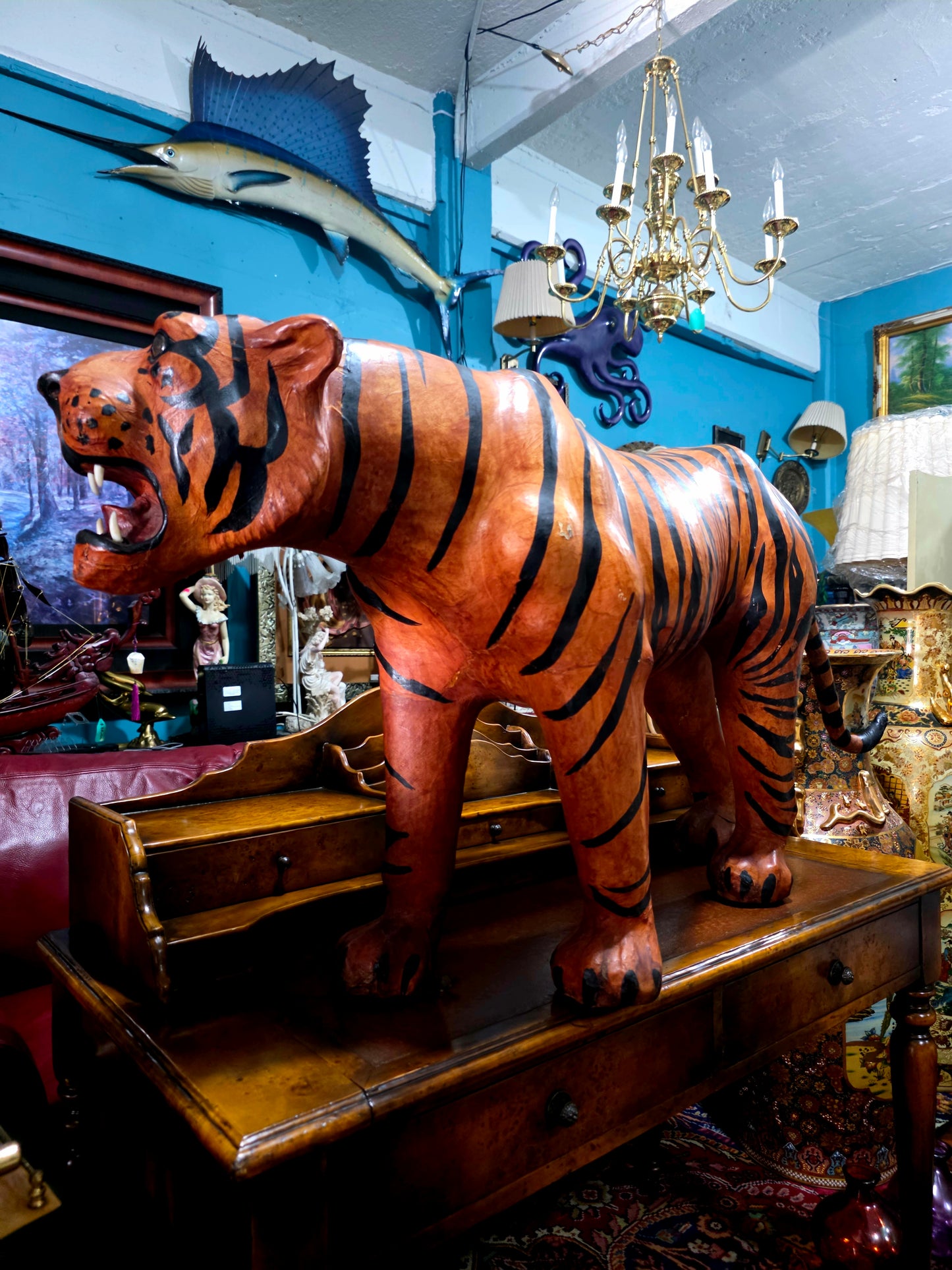 🐅 Escultura Monumental en Cuero de Tigre – Poder y Artesanía 🐅