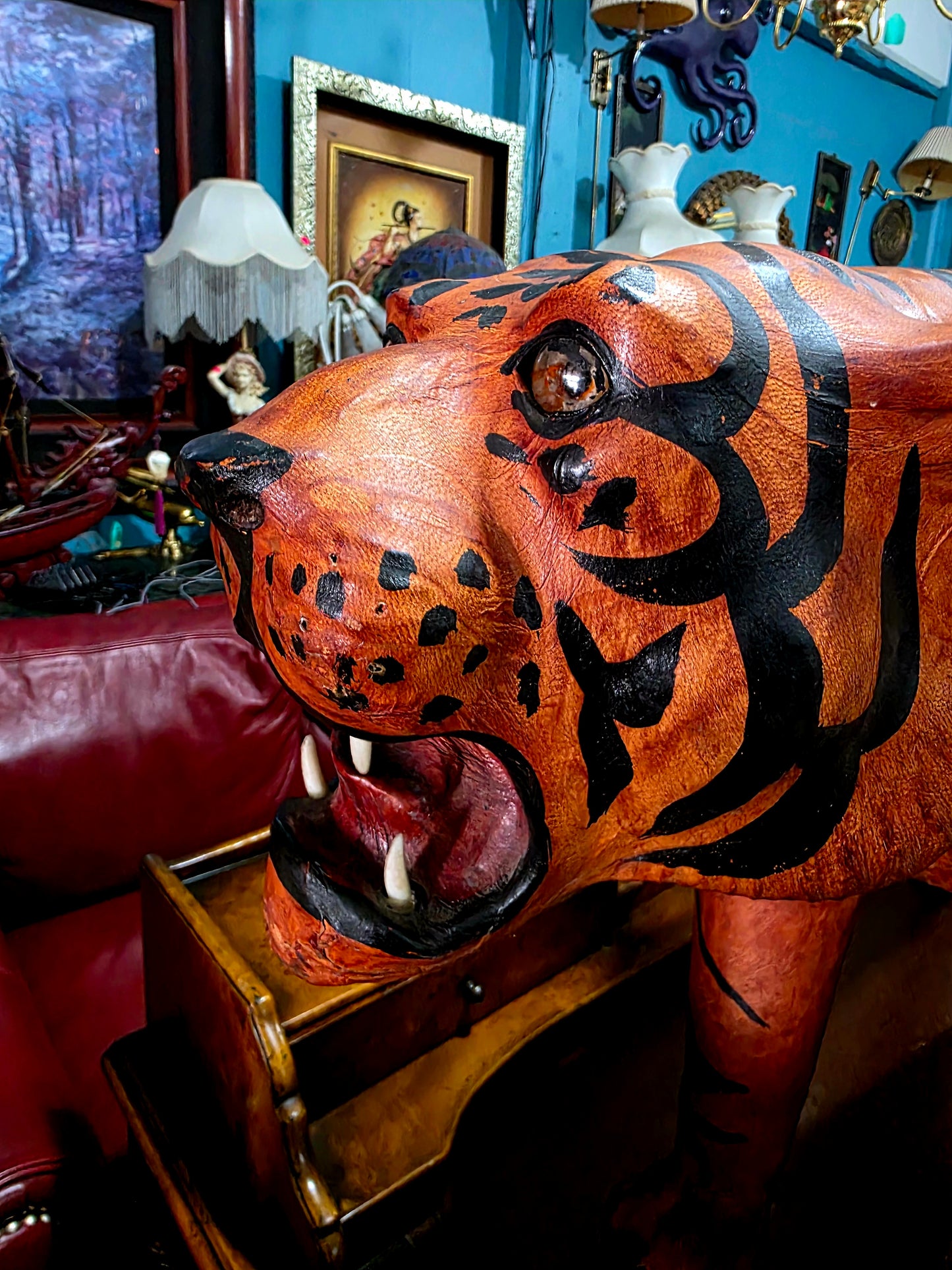 🐅 Escultura Monumental en Cuero de Tigre – Poder y Artesanía 🐅