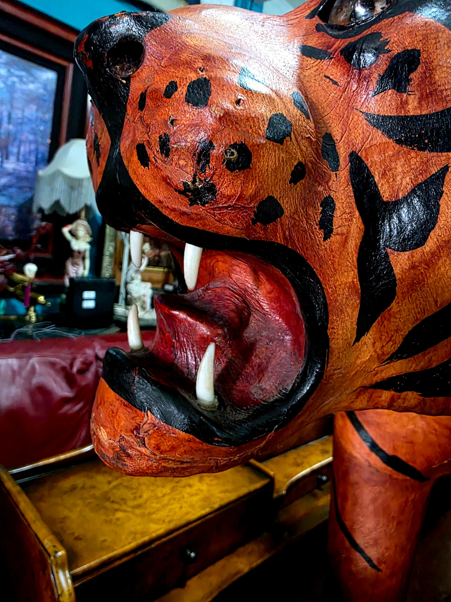 🐅 Escultura Monumental en Cuero de Tigre – Poder y Artesanía 🐅