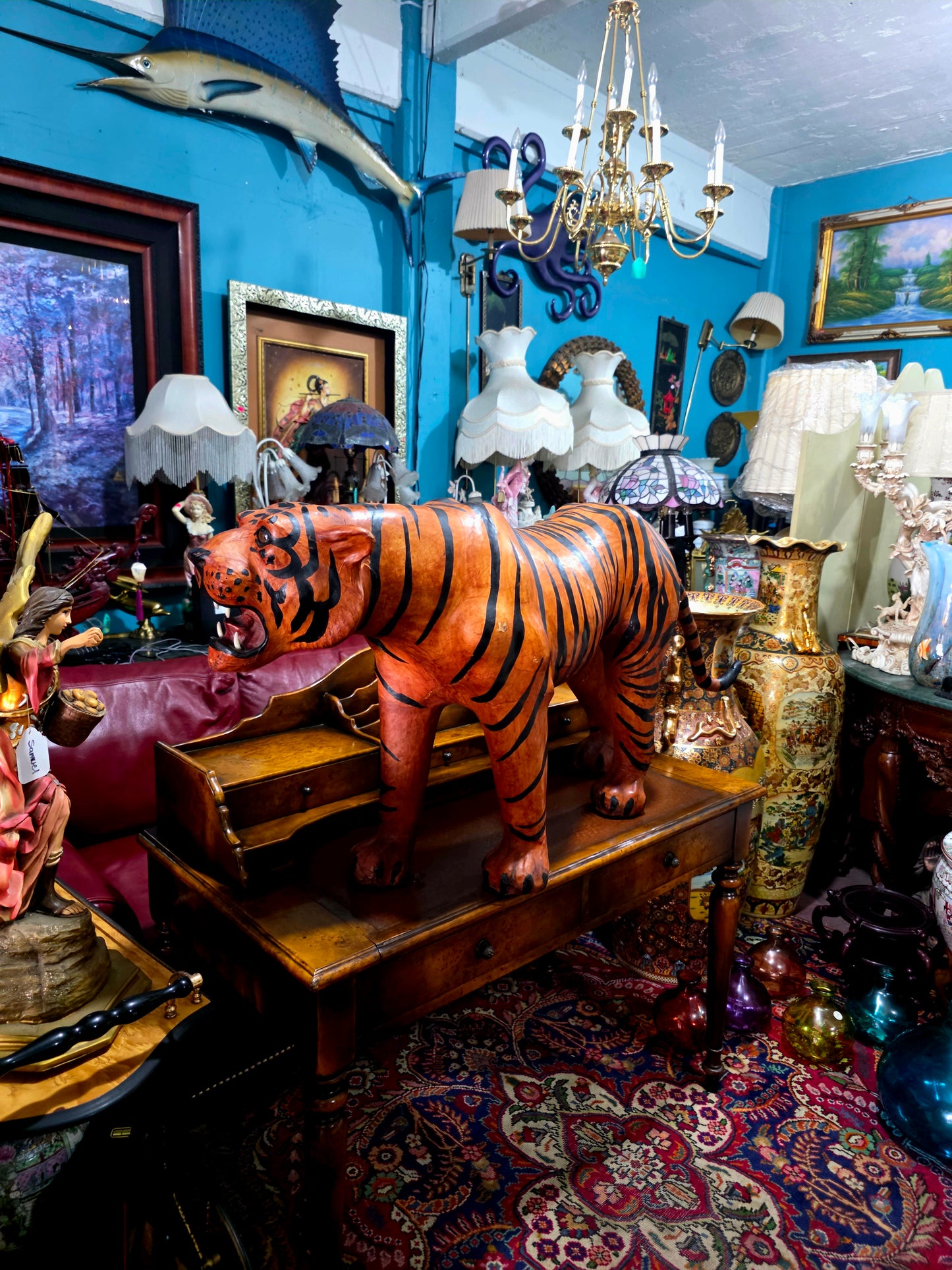 🐅 Escultura Monumental en Cuero de Tigre – Poder y Artesanía 🐅