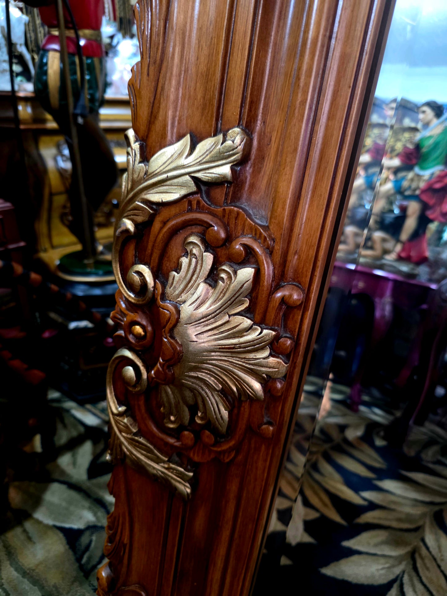 🪞 Espejo de Epoca con Marco Tallado a Mano – Nobleza en Madera y Reflejo 🪞