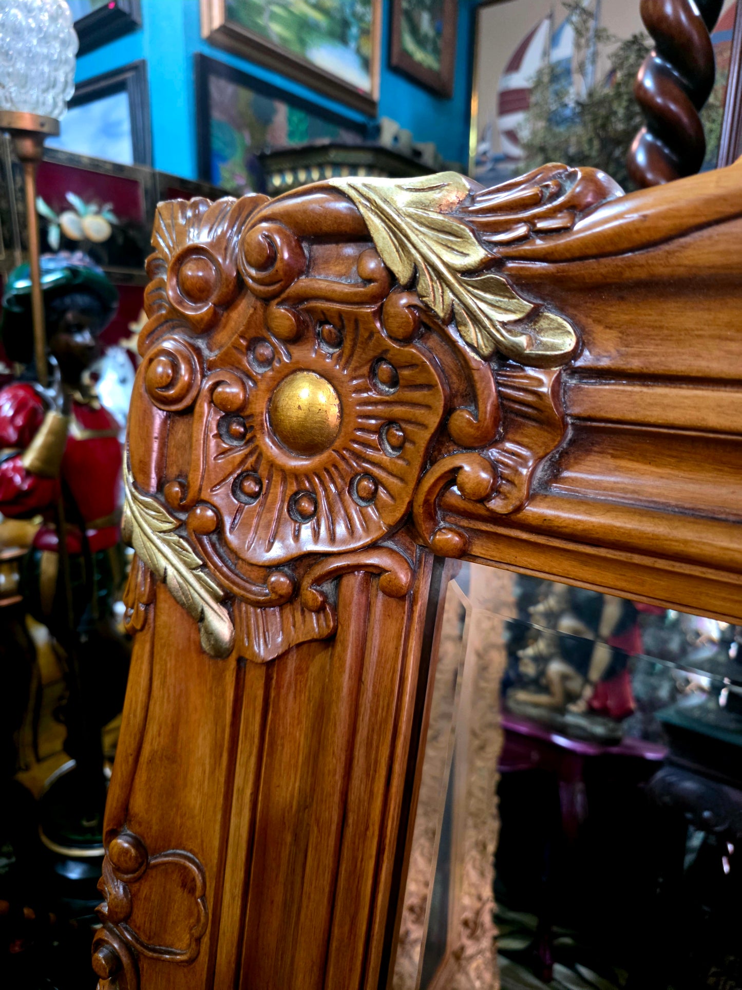 🪞 Espejo de Epoca con Marco Tallado a Mano – Nobleza en Madera y Reflejo 🪞