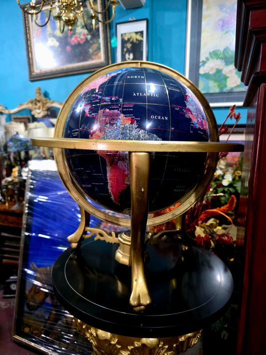 🌍 Globo Decorativo con Base Dorada y Pies de León – Cartografía con Carácter Imperial 🌍