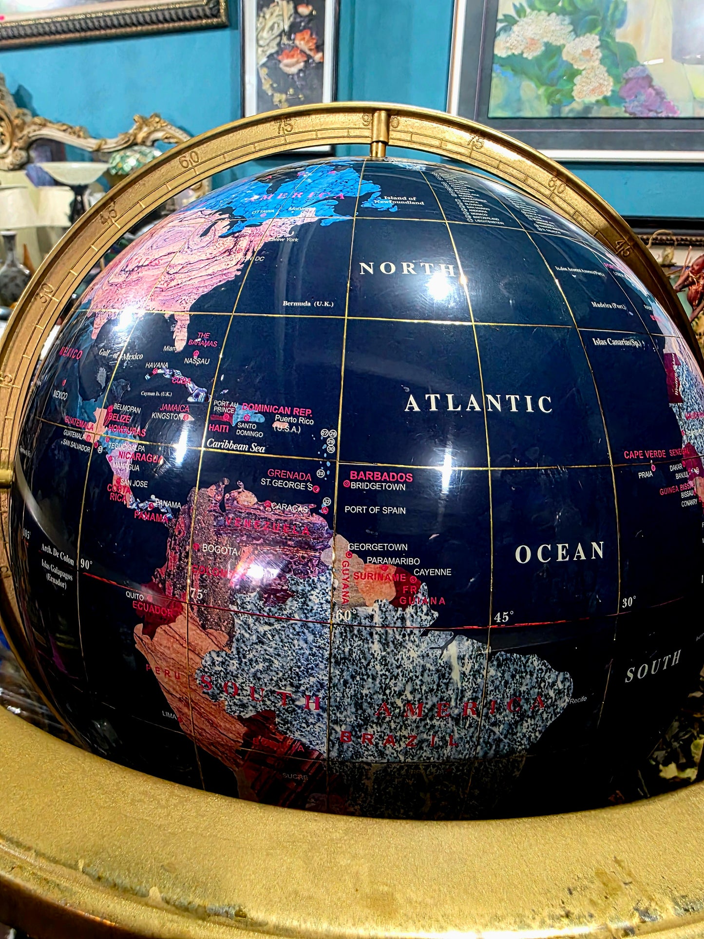 🌍 Globo Decorativo con Base Dorada y Pies de León – Cartografía con Carácter Imperial 🌍