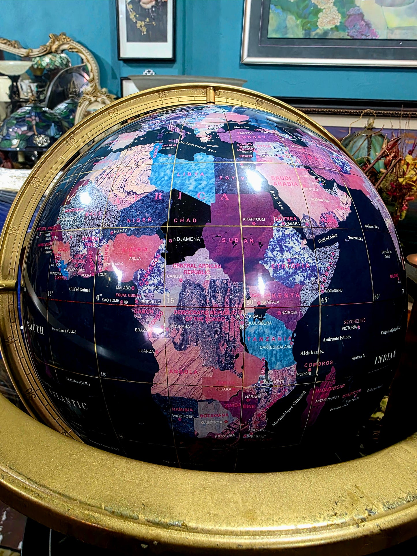 🌍 Globo Decorativo con Base Dorada y Pies de León – Cartografía con Carácter Imperial 🌍