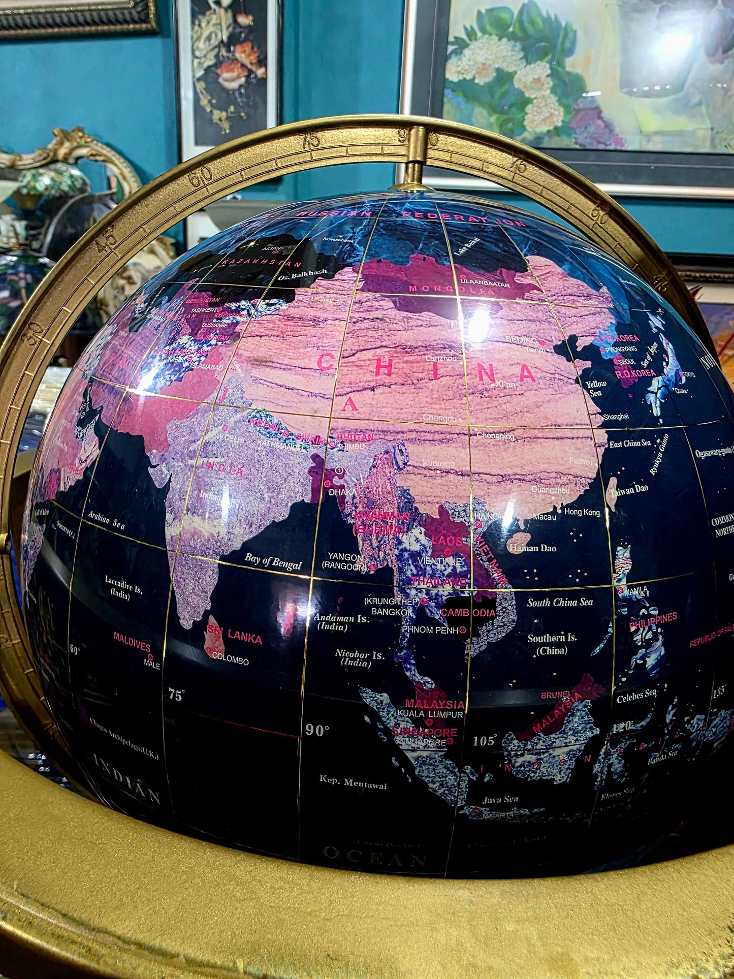 🌍 Globo Decorativo con Base Dorada y Pies de León – Cartografía con Carácter Imperial 🌍