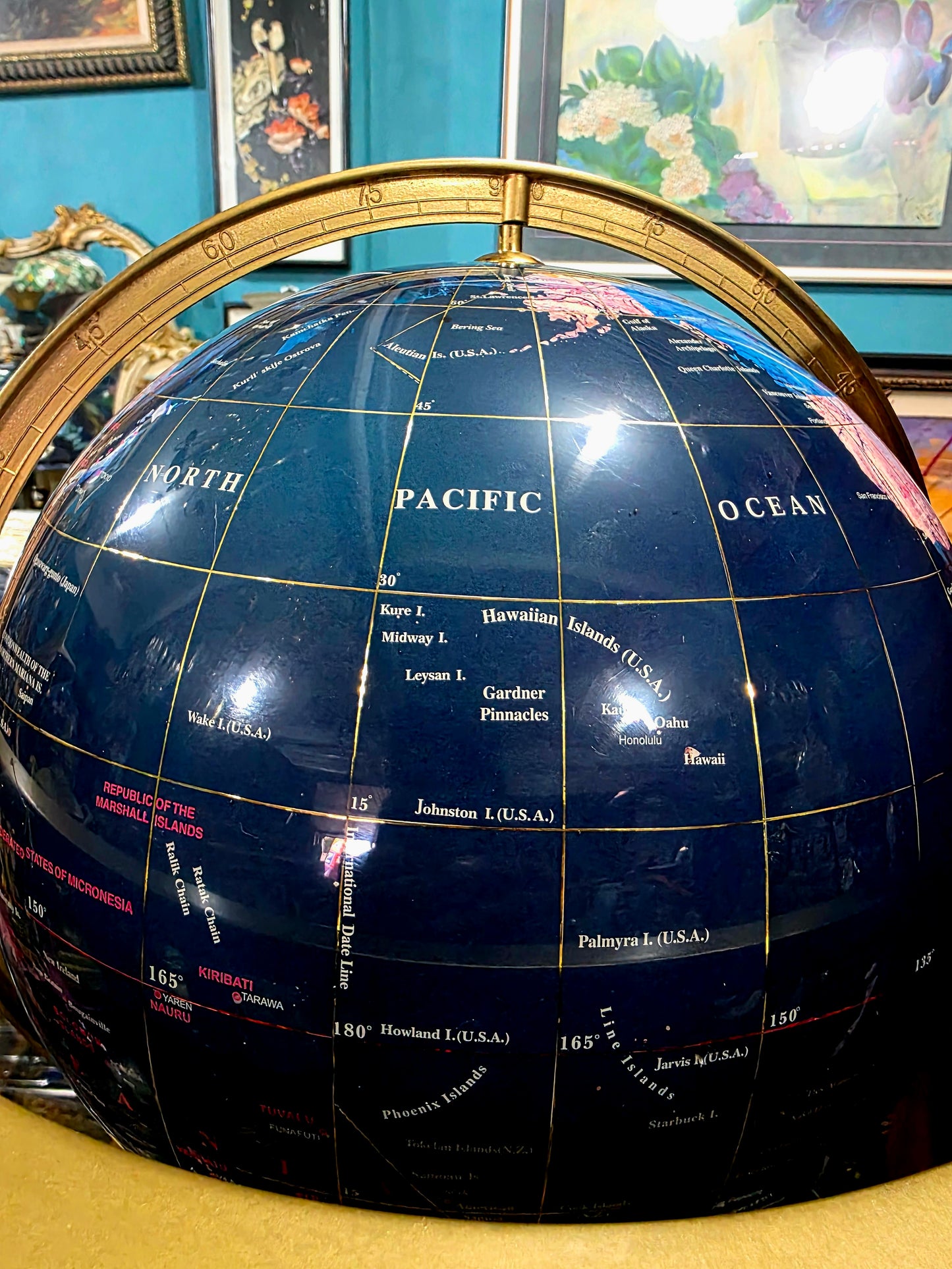 🌍 Globo Decorativo con Base Dorada y Pies de León – Cartografía con Carácter Imperial 🌍