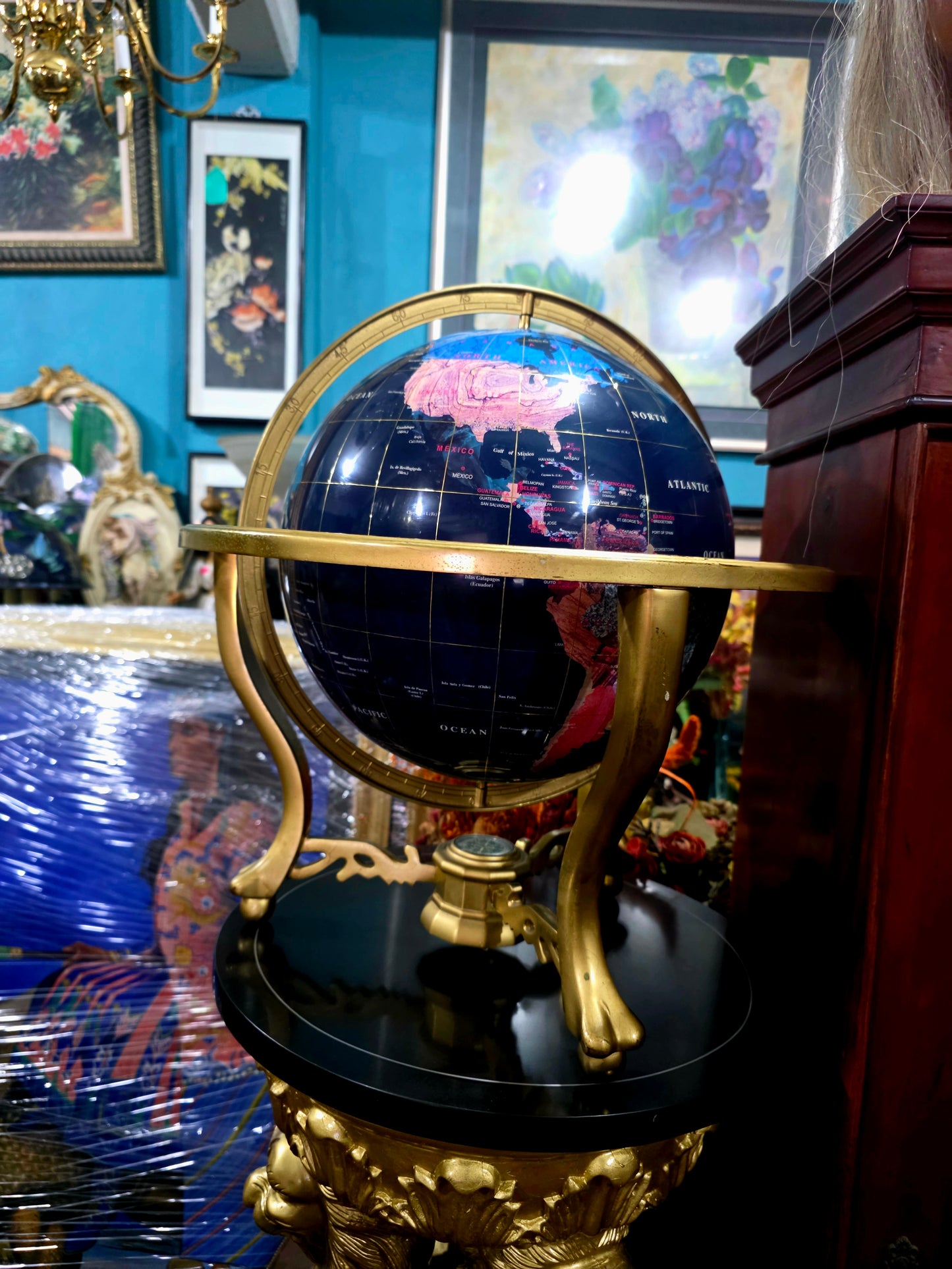 🌍 Globo Decorativo con Base Dorada y Pies de León – Cartografía con Carácter Imperial 🌍