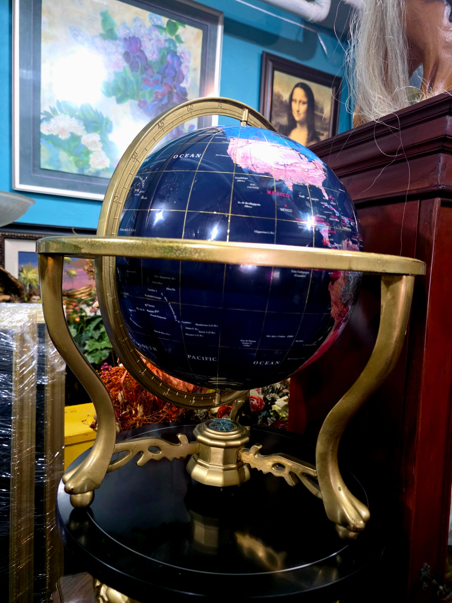 🌍 Globo Decorativo con Base Dorada y Pies de León – Cartografía con Carácter Imperial 🌍