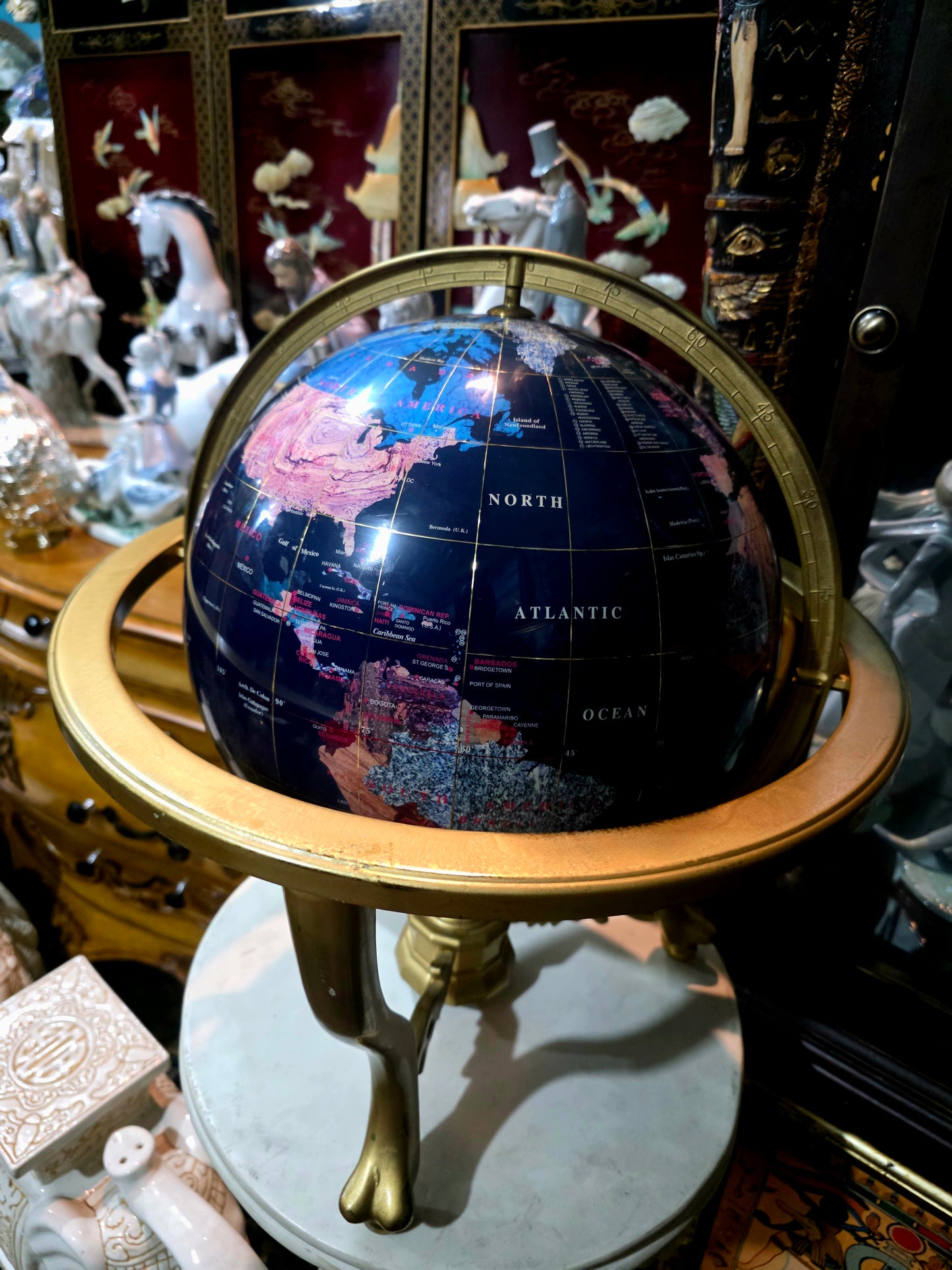 🌍 Globo Decorativo con Base Dorada y Pies de León – Cartografía con Carácter Imperial 🌍