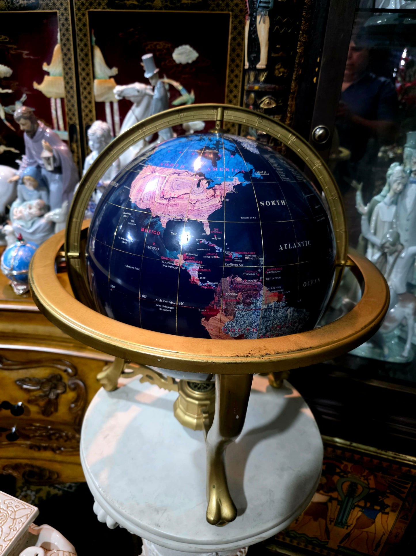 🌍 Globo Decorativo con Base Dorada y Pies de León – Cartografía con Carácter Imperial 🌍