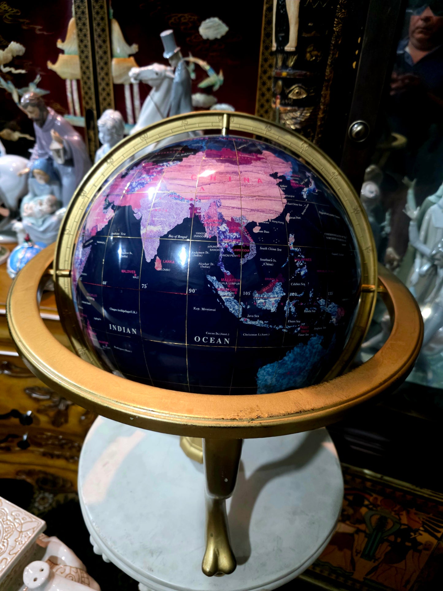 🌍 Globo Decorativo con Base Dorada y Pies de León – Cartografía con Carácter Imperial 🌍