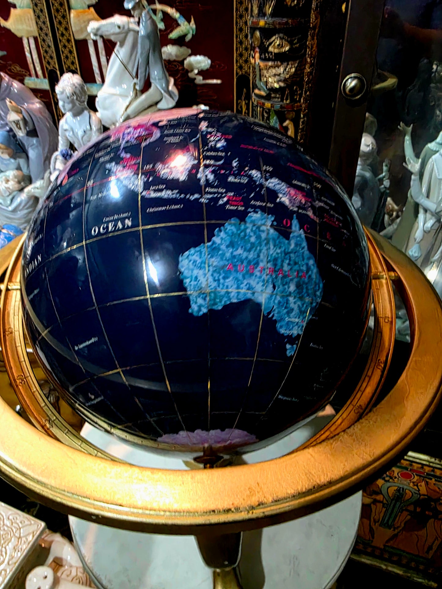 🌍 Globo Decorativo con Base Dorada y Pies de León – Cartografía con Carácter Imperial 🌍