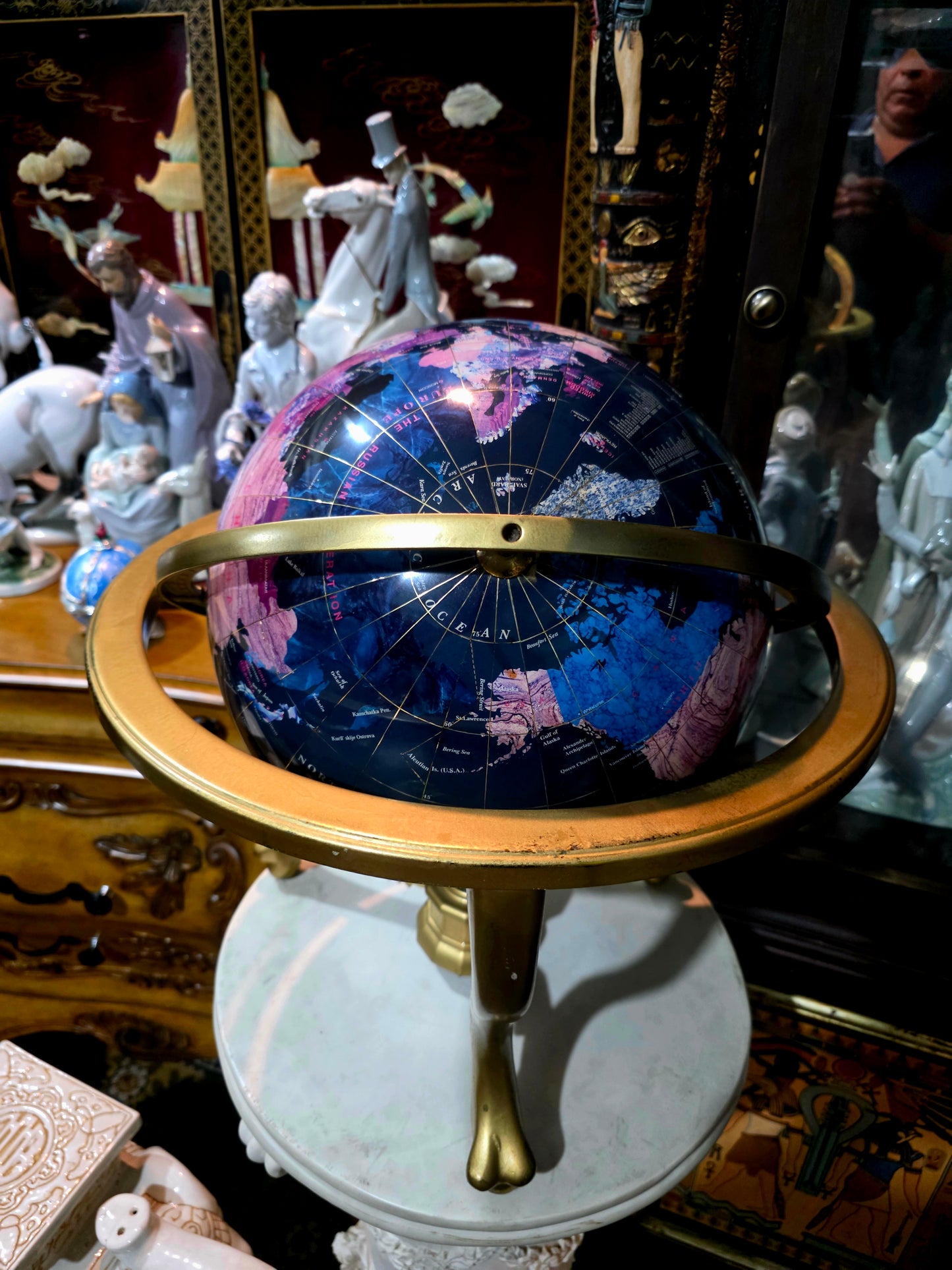 🌍 Globo Decorativo con Base Dorada y Pies de León – Cartografía con Carácter Imperial 🌍