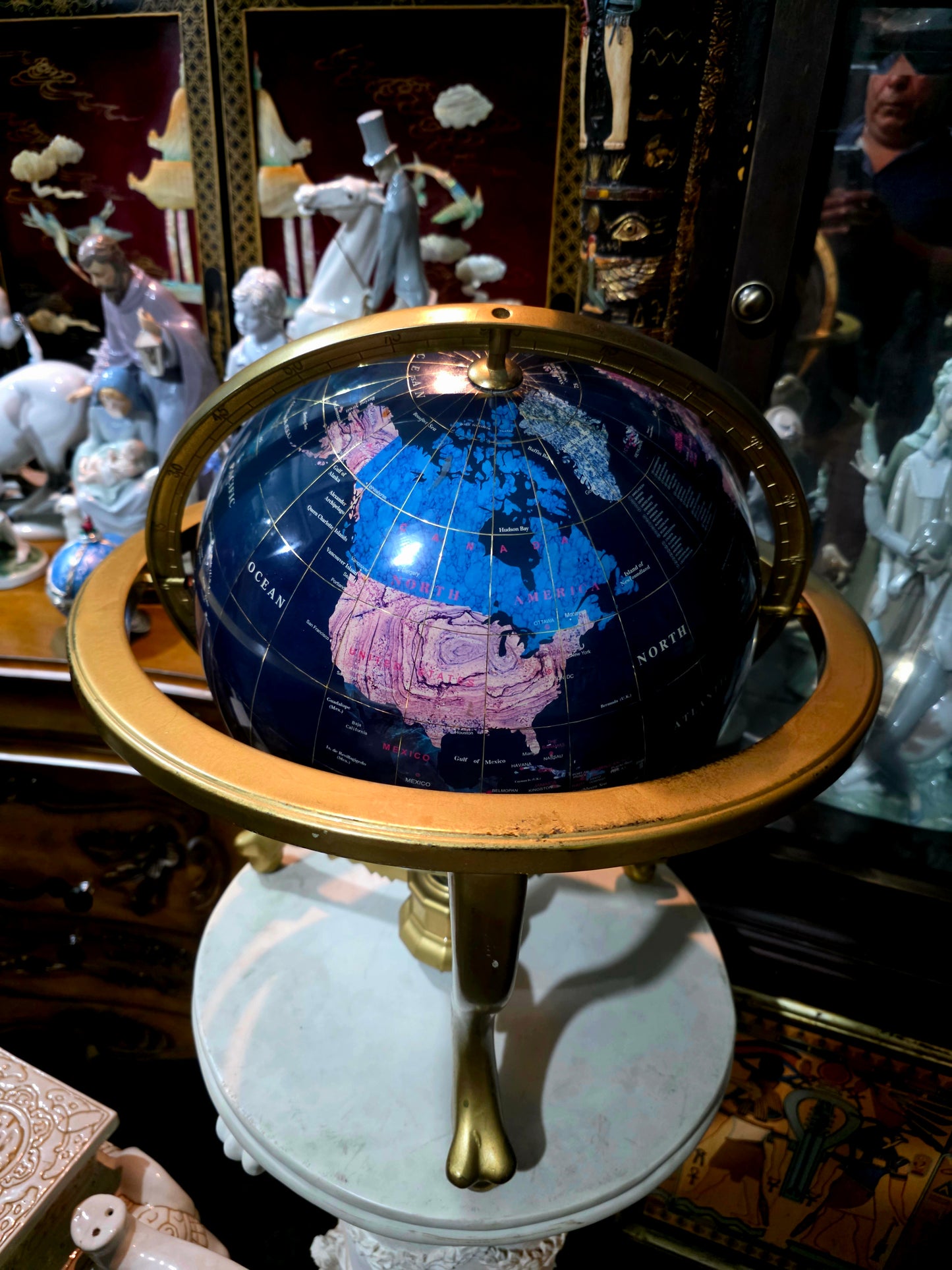 🌍 Globo Decorativo con Base Dorada y Pies de León – Cartografía con Carácter Imperial 🌍