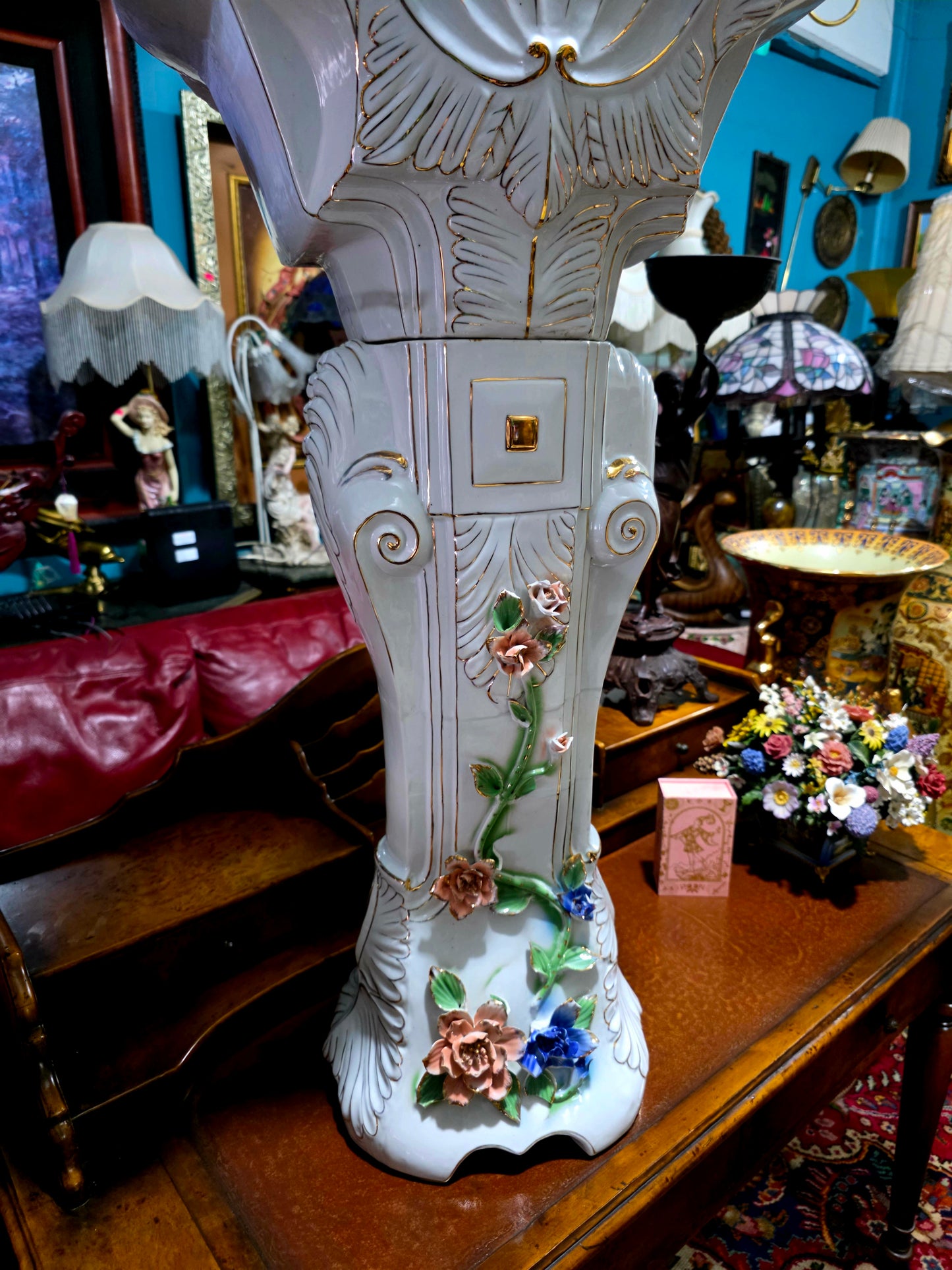 🌸Fine porcelain pedestal – Floral Rococo style🌸
