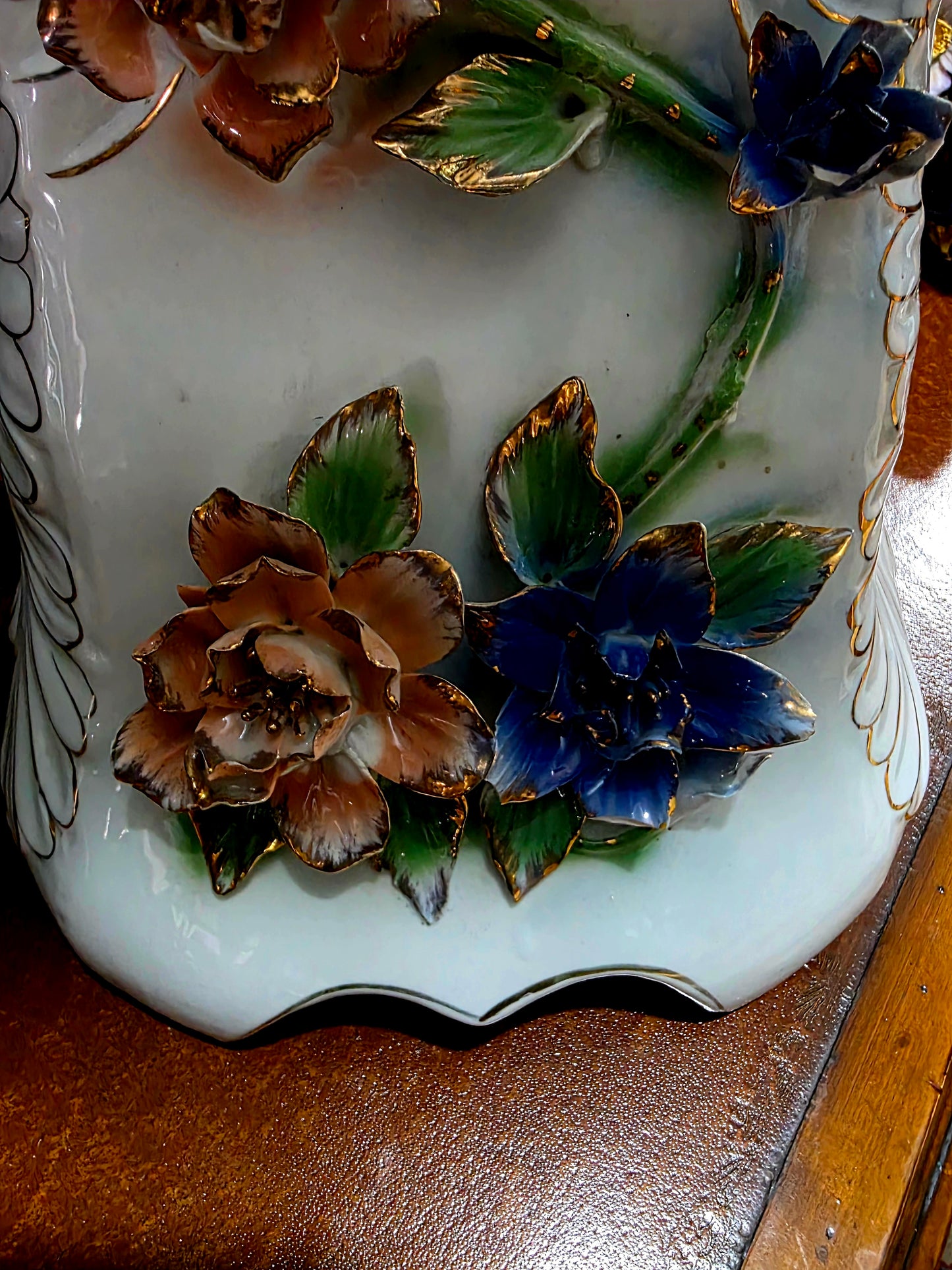 🌸Fine porcelain pedestal – Floral Rococo style🌸