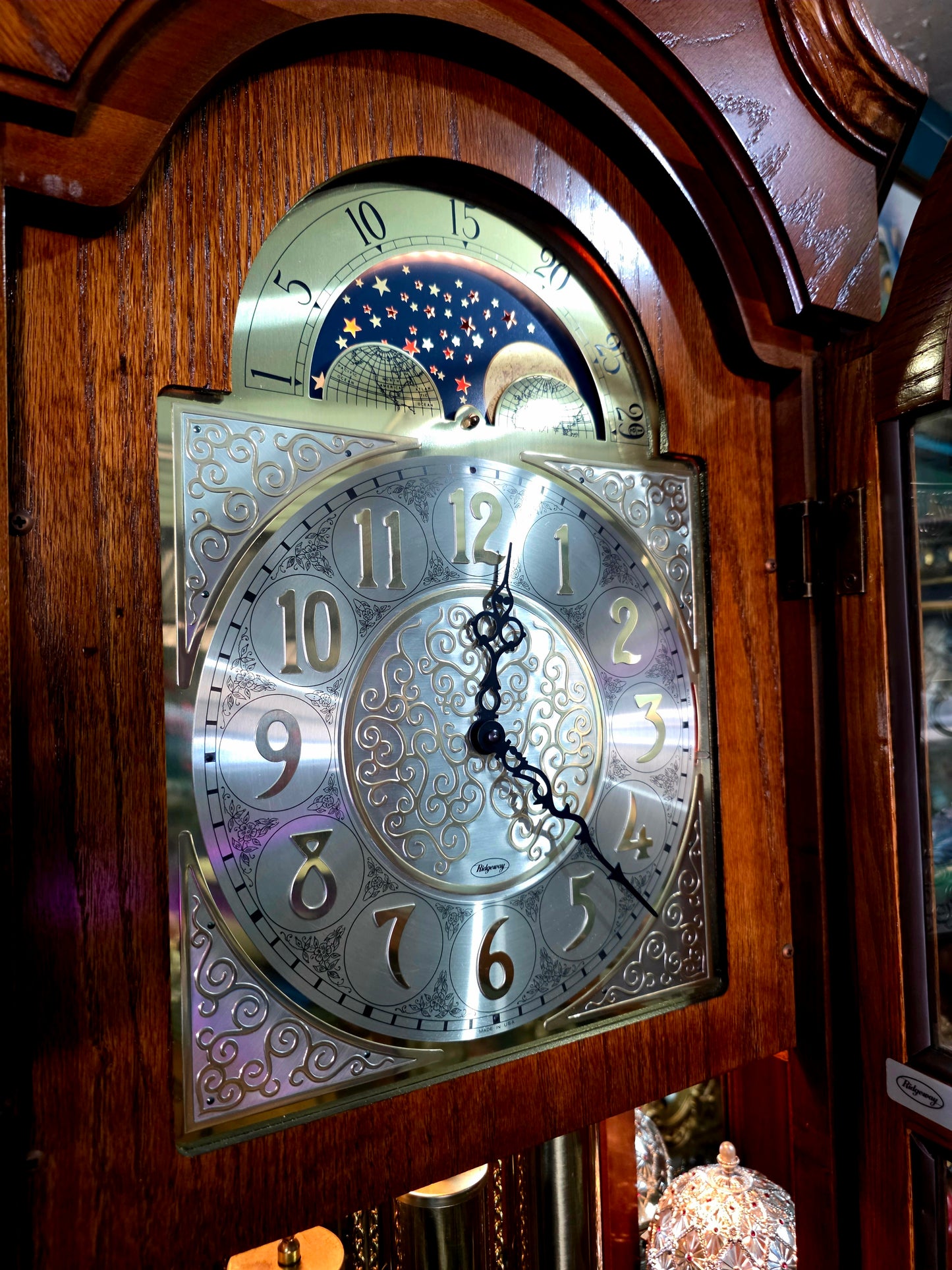 🕰️ Reloj de pie Ridgeway con placa grabada “LACAYO” — Elegancia atemporal y presencia majestuosa 🇺🇸✨