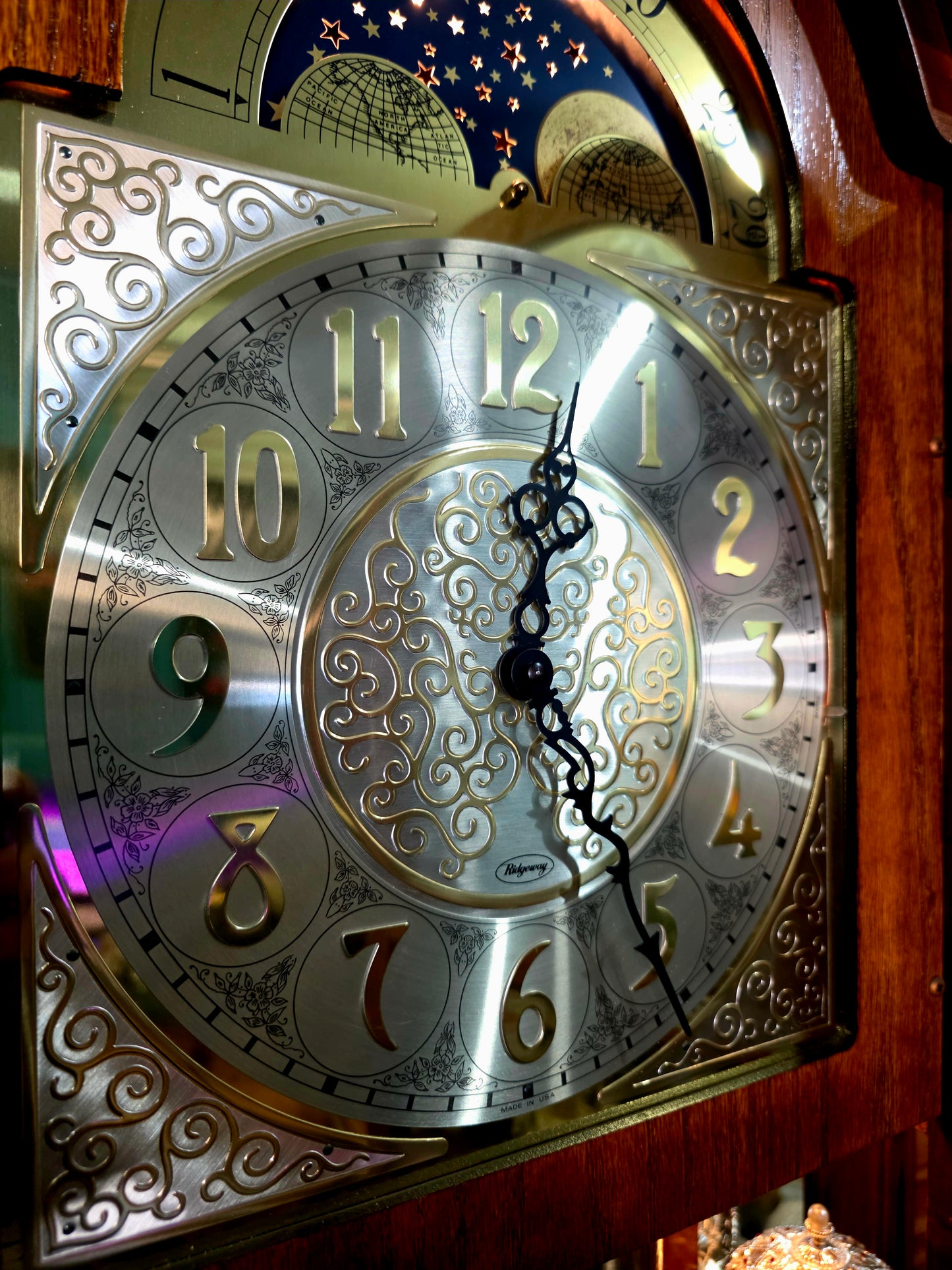 🕰️ Reloj de pie Ridgeway con placa grabada “LACAYO” — Elegancia atemporal y presencia majestuosa 🇺🇸✨