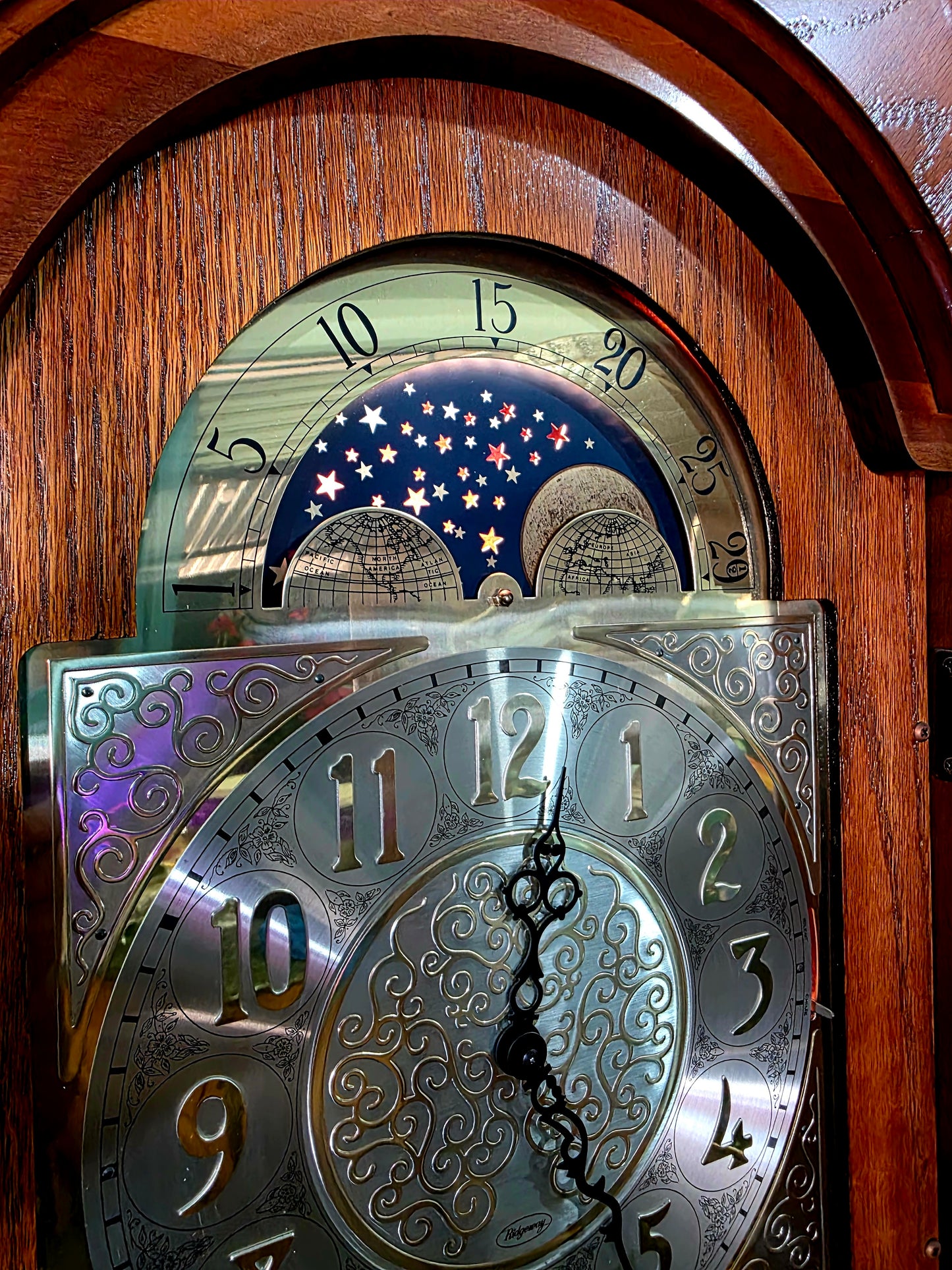 🕰️ Reloj de pie Ridgeway con placa grabada “LACAYO” — Elegancia atemporal y presencia majestuosa 🇺🇸✨