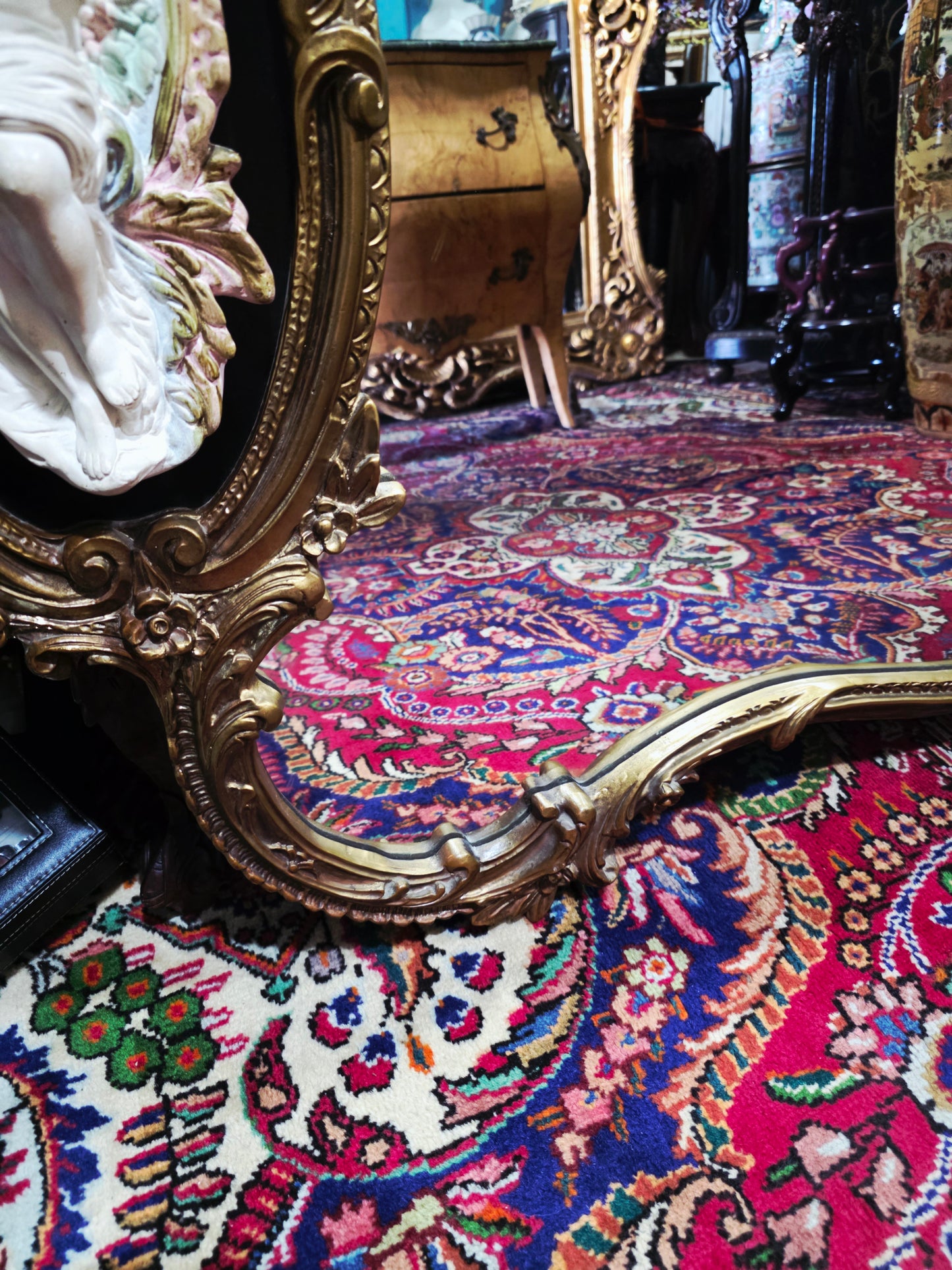 🩷Espejo Rococó con Relieve de Pareja Romántica – Tesoro Exclusivo en Rosarito Antiques 🩷