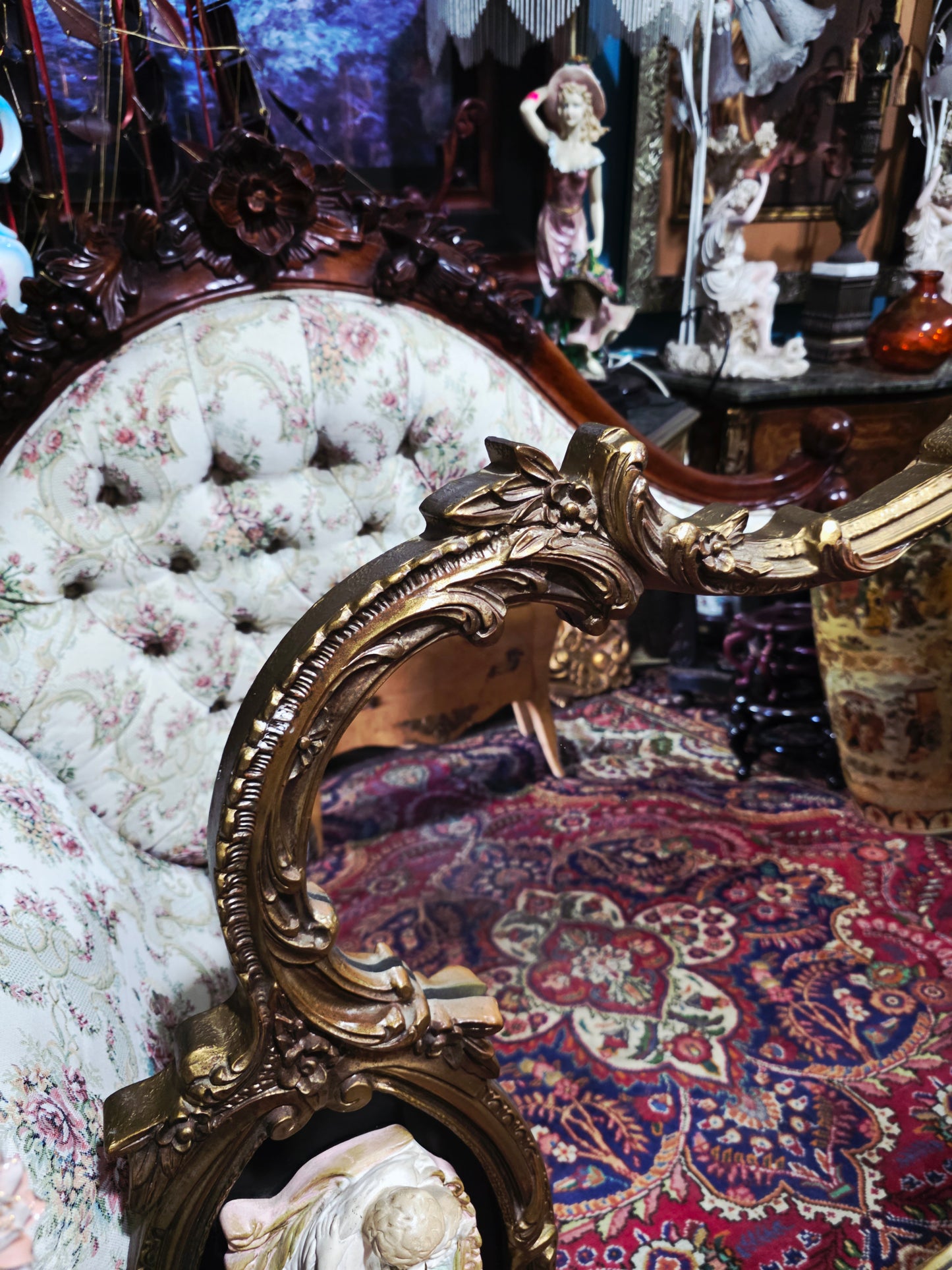 🩷Espejo Rococó con Relieve de Pareja Romántica – Tesoro Exclusivo en Rosarito Antiques 🩷