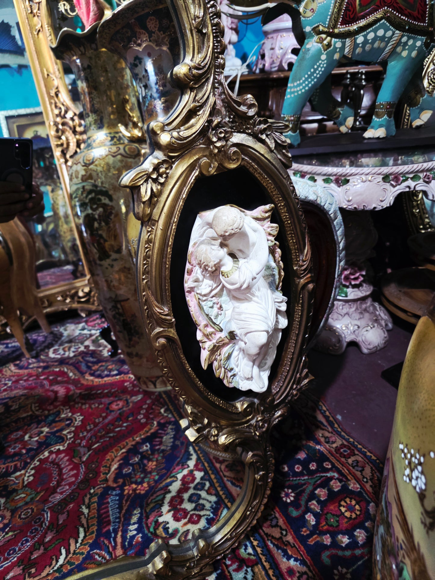 🩷Espejo Rococó con Relieve de Pareja Romántica – Tesoro Exclusivo en Rosarito Antiques 🩷