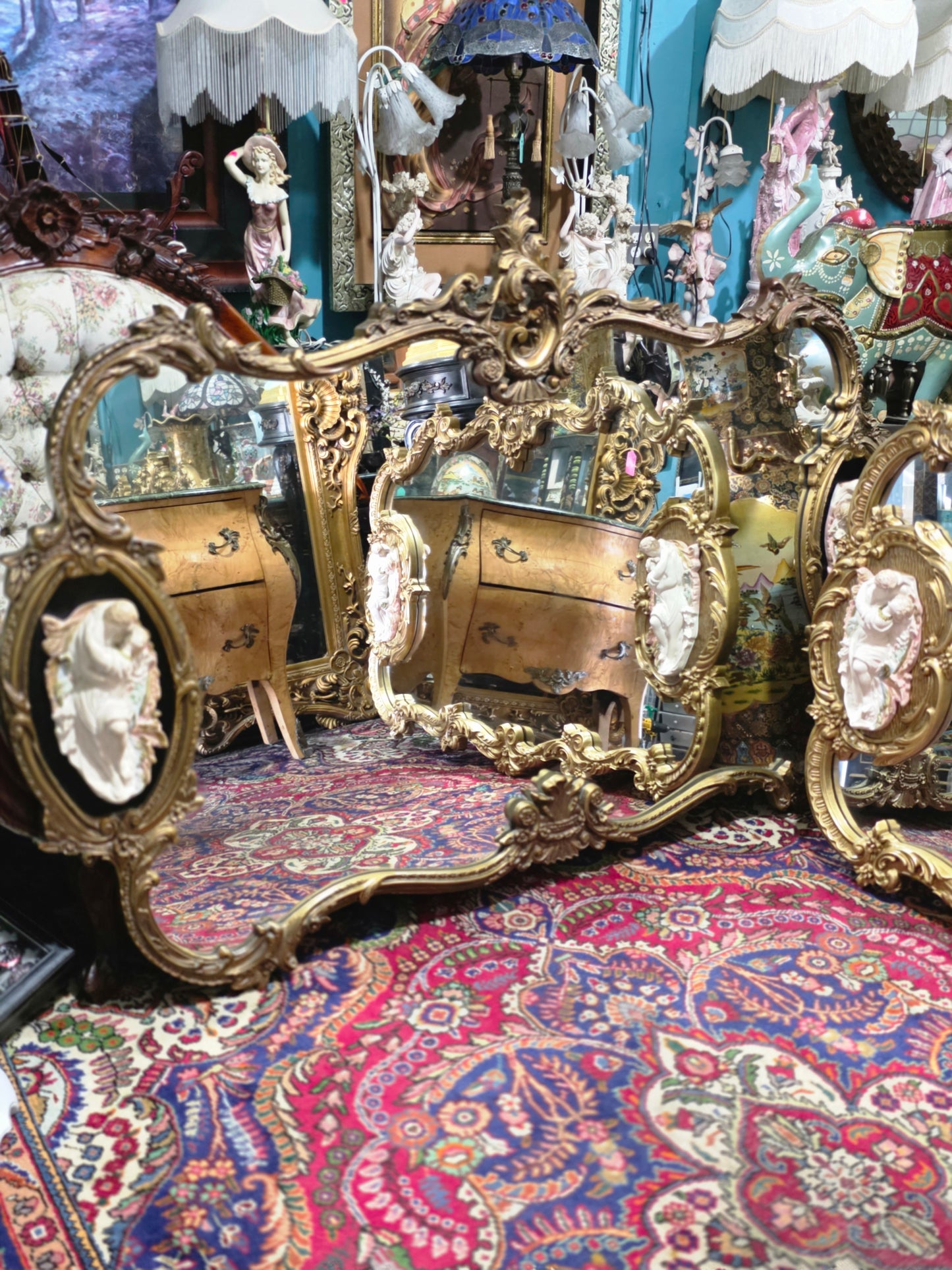 🩷Espejo Rococó con Relieve de Pareja Romántica – Tesoro Exclusivo en Rosarito Antiques 🩷