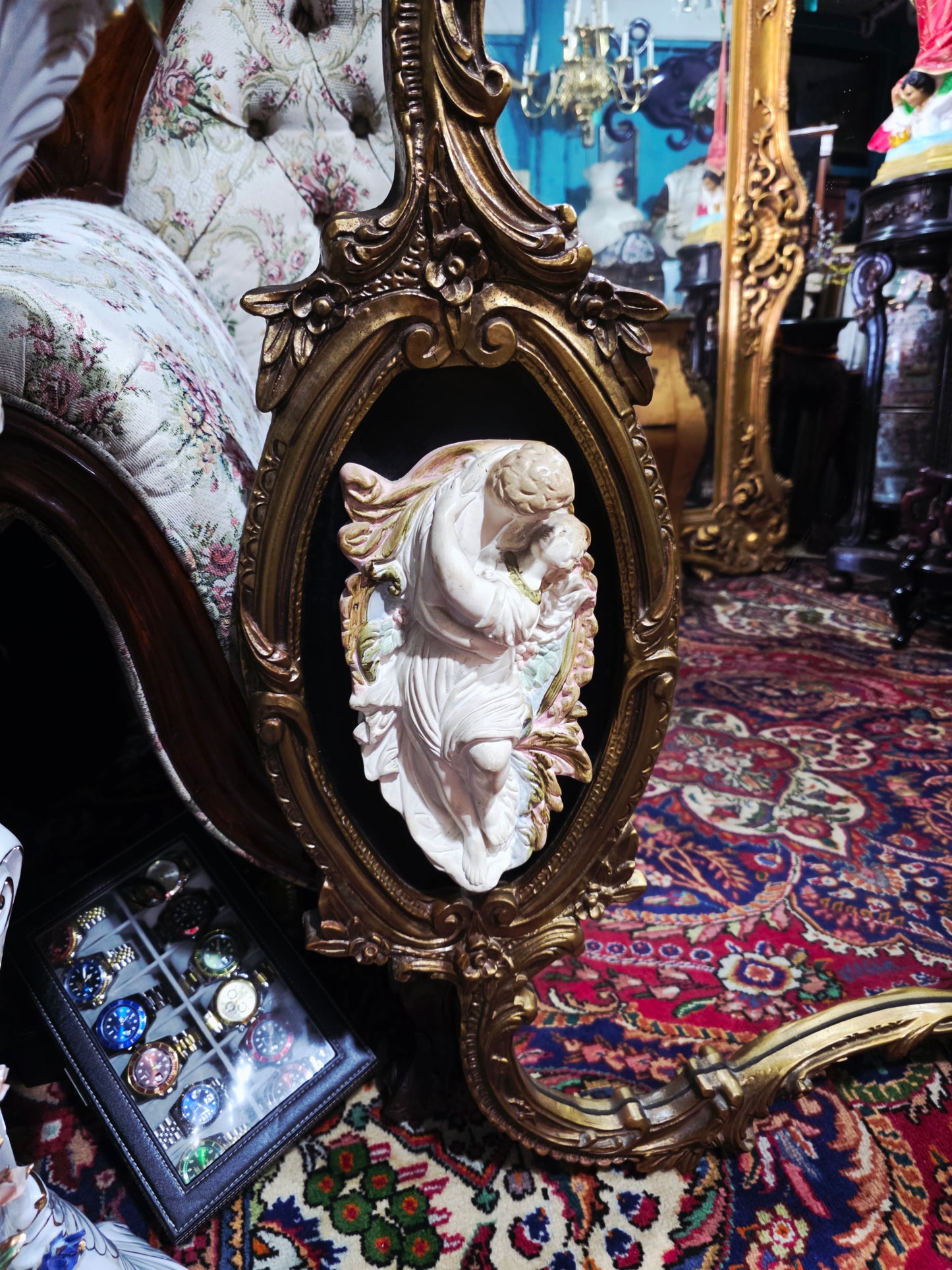 🩷Espejo Rococó con Relieve de Pareja Romántica – Tesoro Exclusivo en Rosarito Antiques 🩷