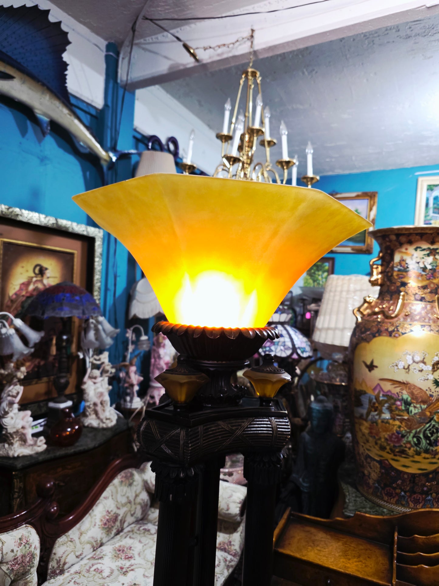 🌟 Par de Lámparas de Piso Estilo Antorcha - Elegancia Exclusiva en Rosarito Antiques 🌟