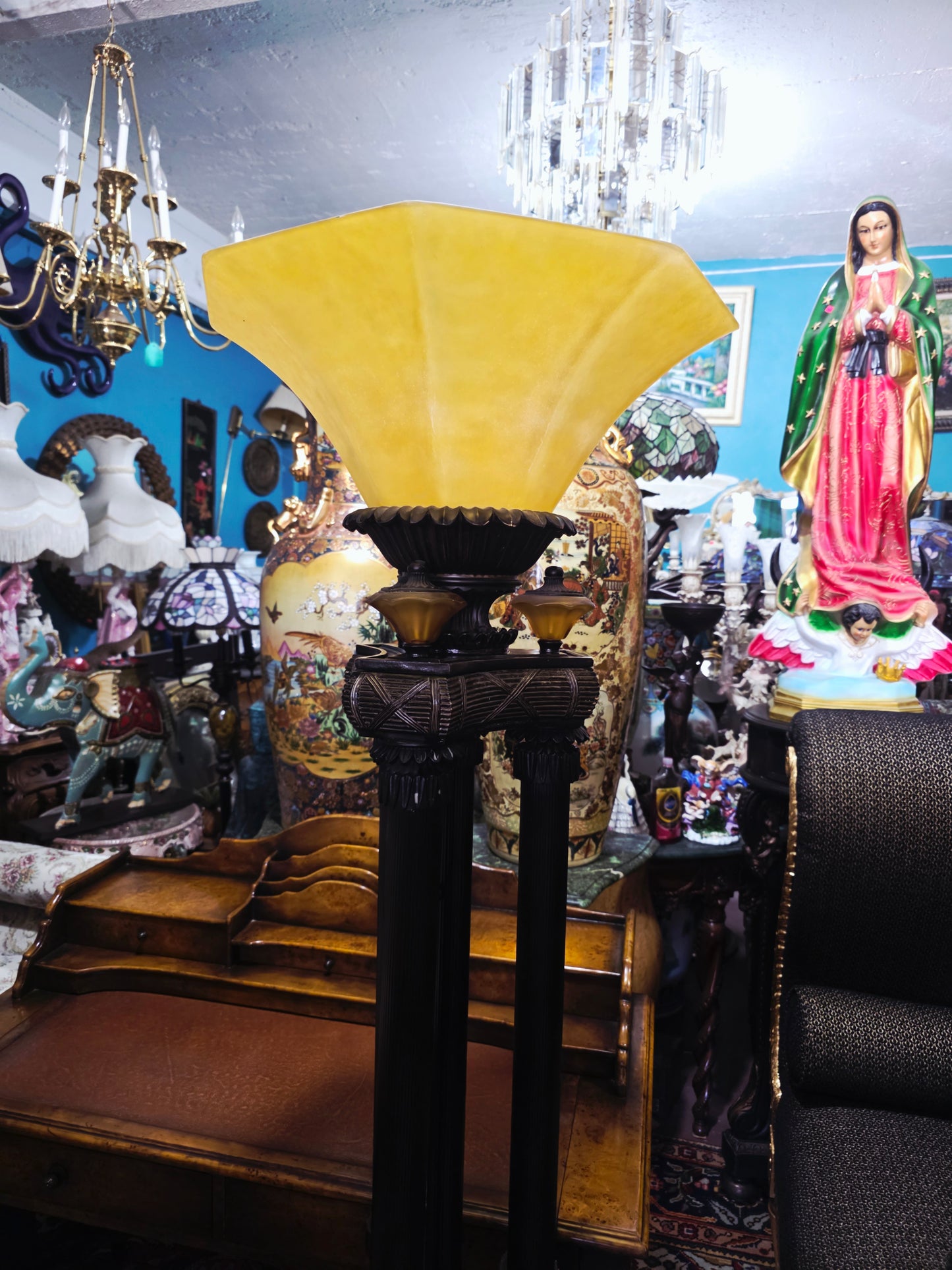 🌟 Par de Lámparas de Piso Estilo Antorcha - Elegancia Exclusiva en Rosarito Antiques 🌟