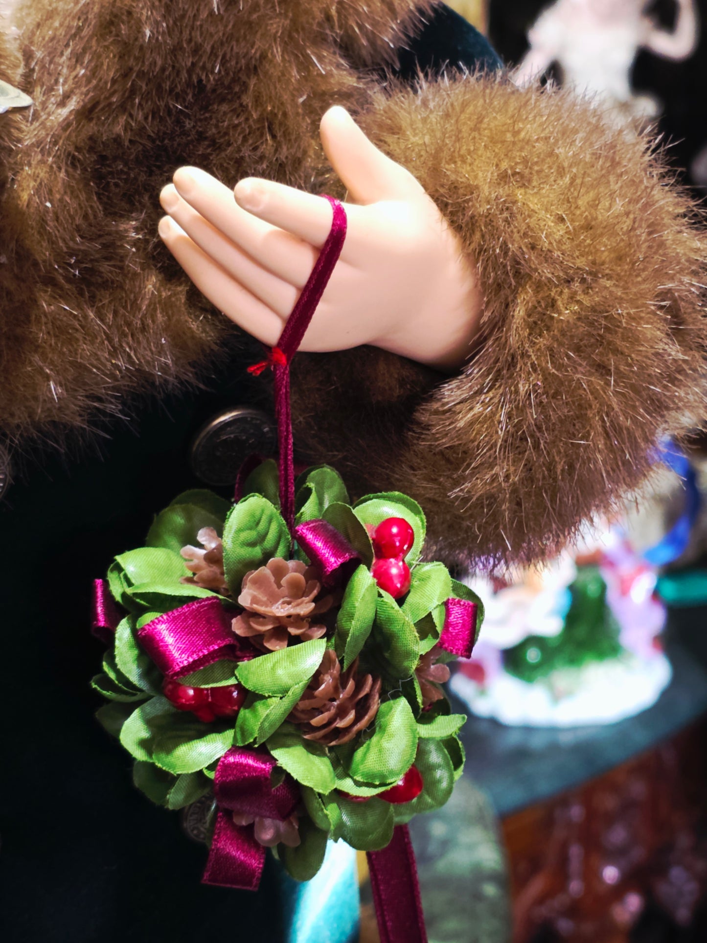 🎄 Victorian Boy Telco Motionette with Light – Animated Christmas Elegance 🎁